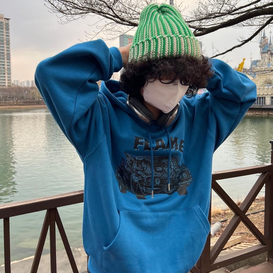 Thevinylhouse Flames Car Hoodie Blue 착용 스타일 - 2
