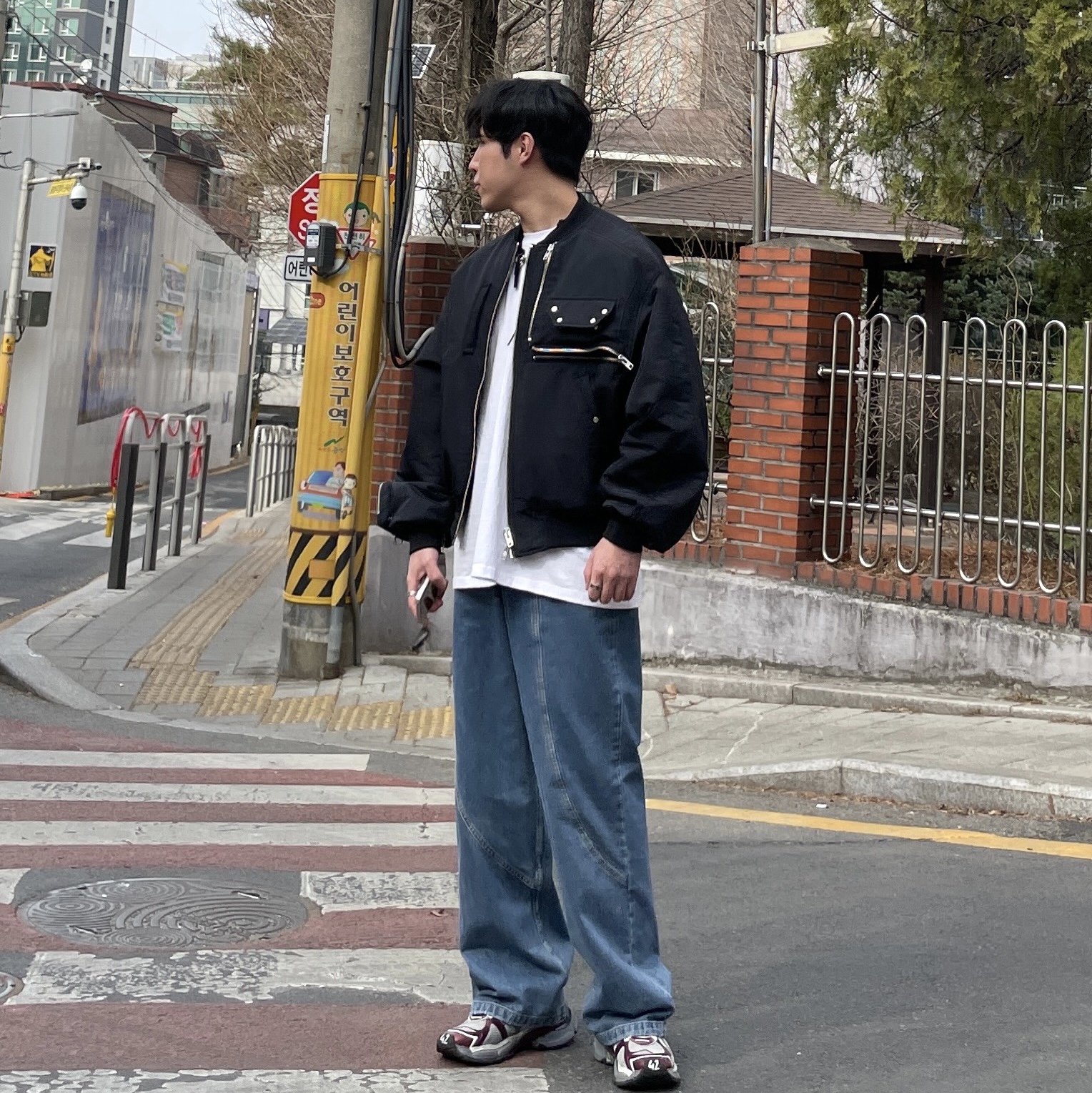 Balenciaga Runner Sneakers Grey Burgundy, Stussy Landin T-Shirt White 착용 스타일 - 2