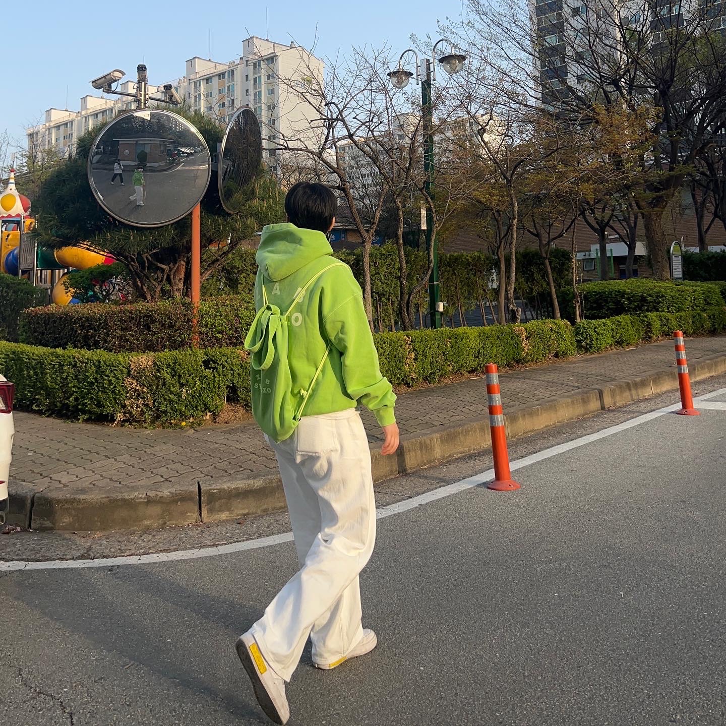 IAB Studio Pigment Hoodie & Sack Apple Green 착용 스타일