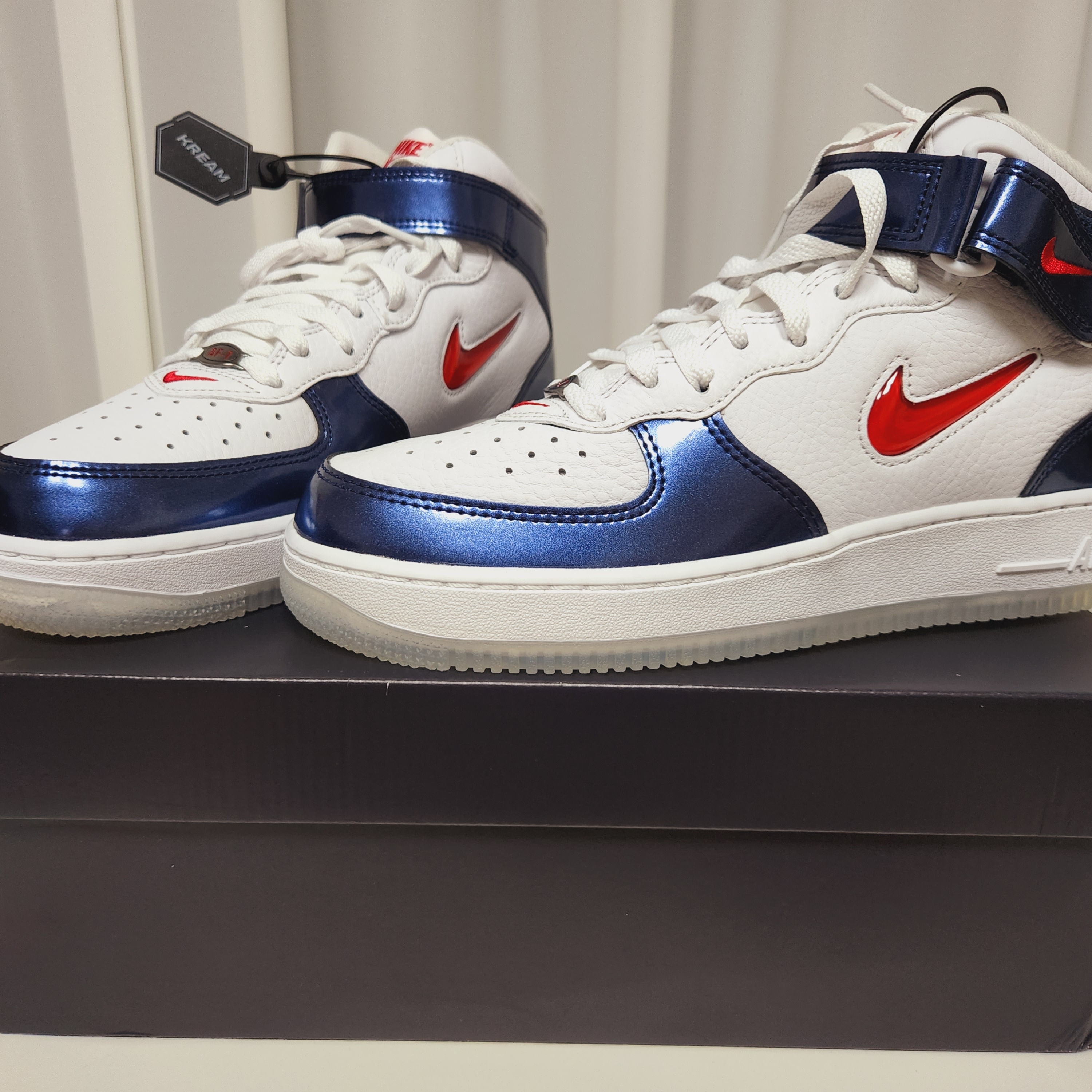 Nike Air Force 1 Mid QS University Red and Midnight Navy 착용 스타일
