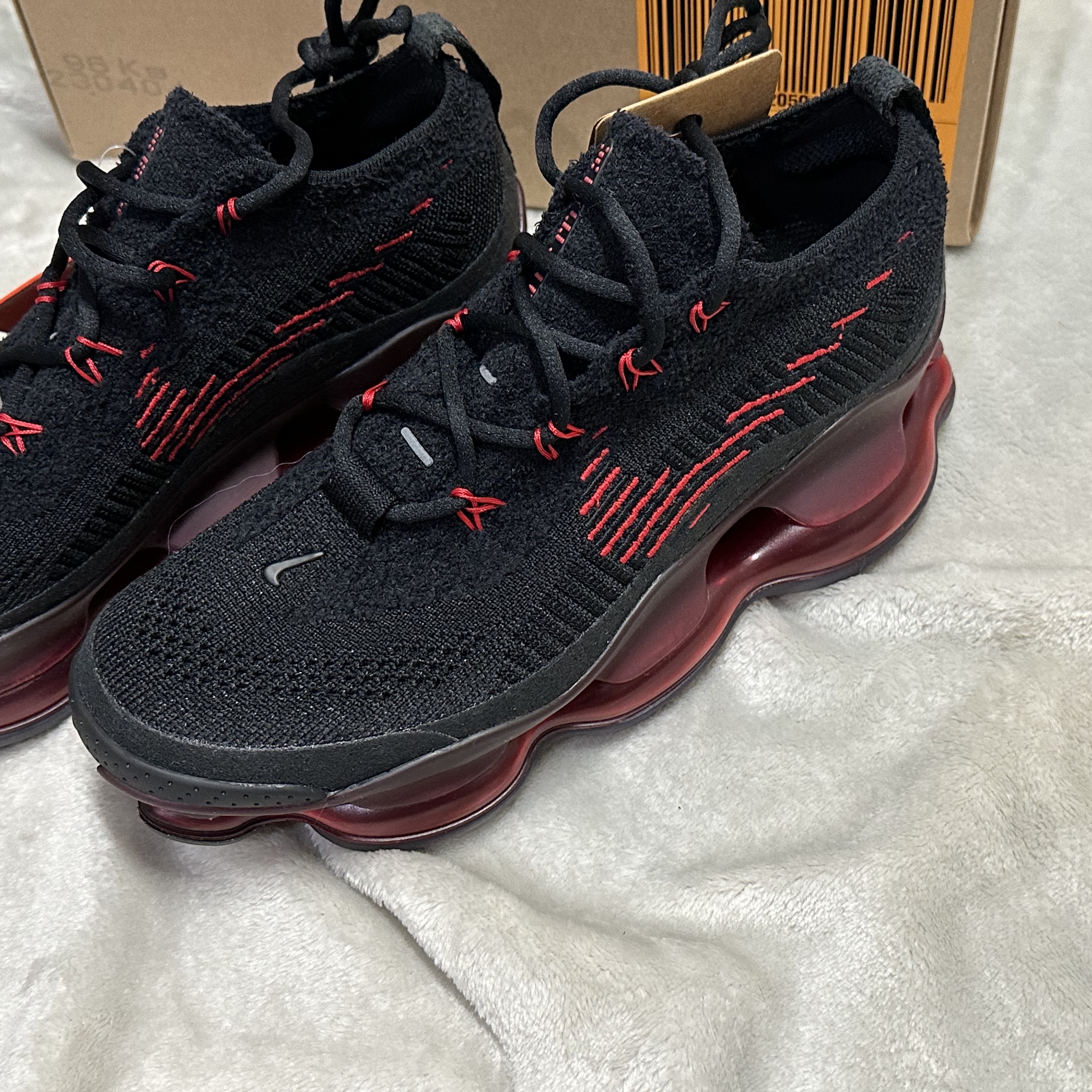 Nike Air Max Scorpion Flyknit Black and University Red 착용 스타일 - 2