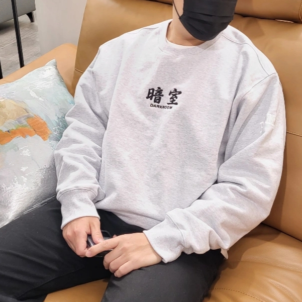 Darkr8m Studio Basic Logo Crewneck Sweatshirt Ash 착용 스타일