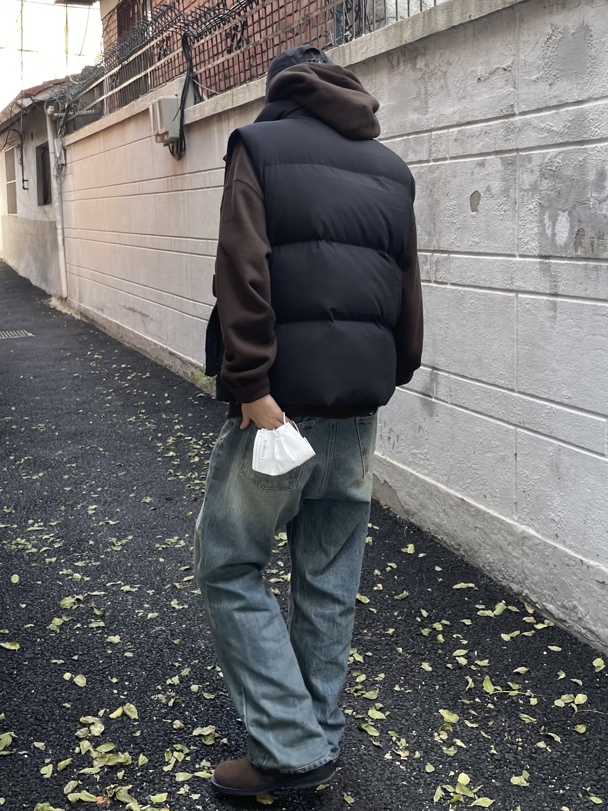 IAB Studio Hoodie Brown 착용 스타일 - 2