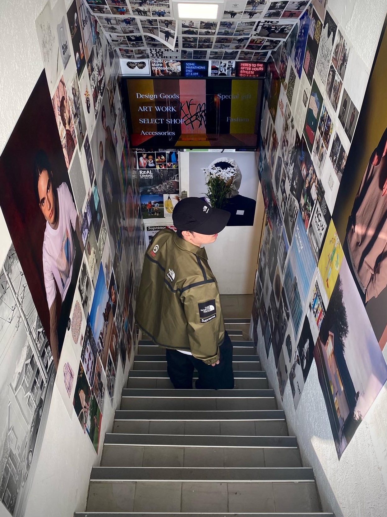 Supreme x The North Face Summit Series Outer Tape Seam Coaches Jacket Olive - 21SS, Supreme x The North Face Sunshield Camp Cap Black - 20SS 착용 스타일 - 1