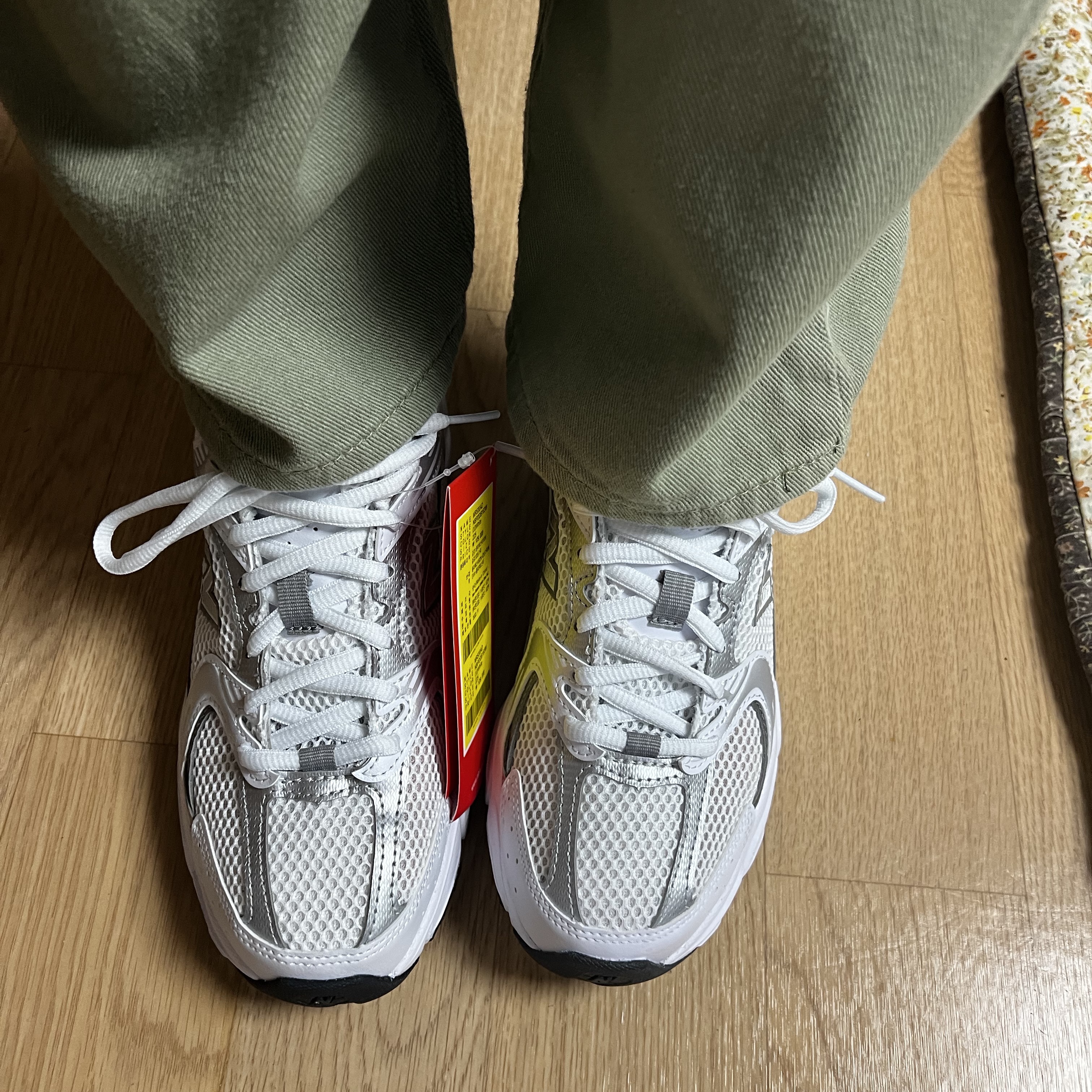 New Balance 530 White Silver 착용 스타일 - 2