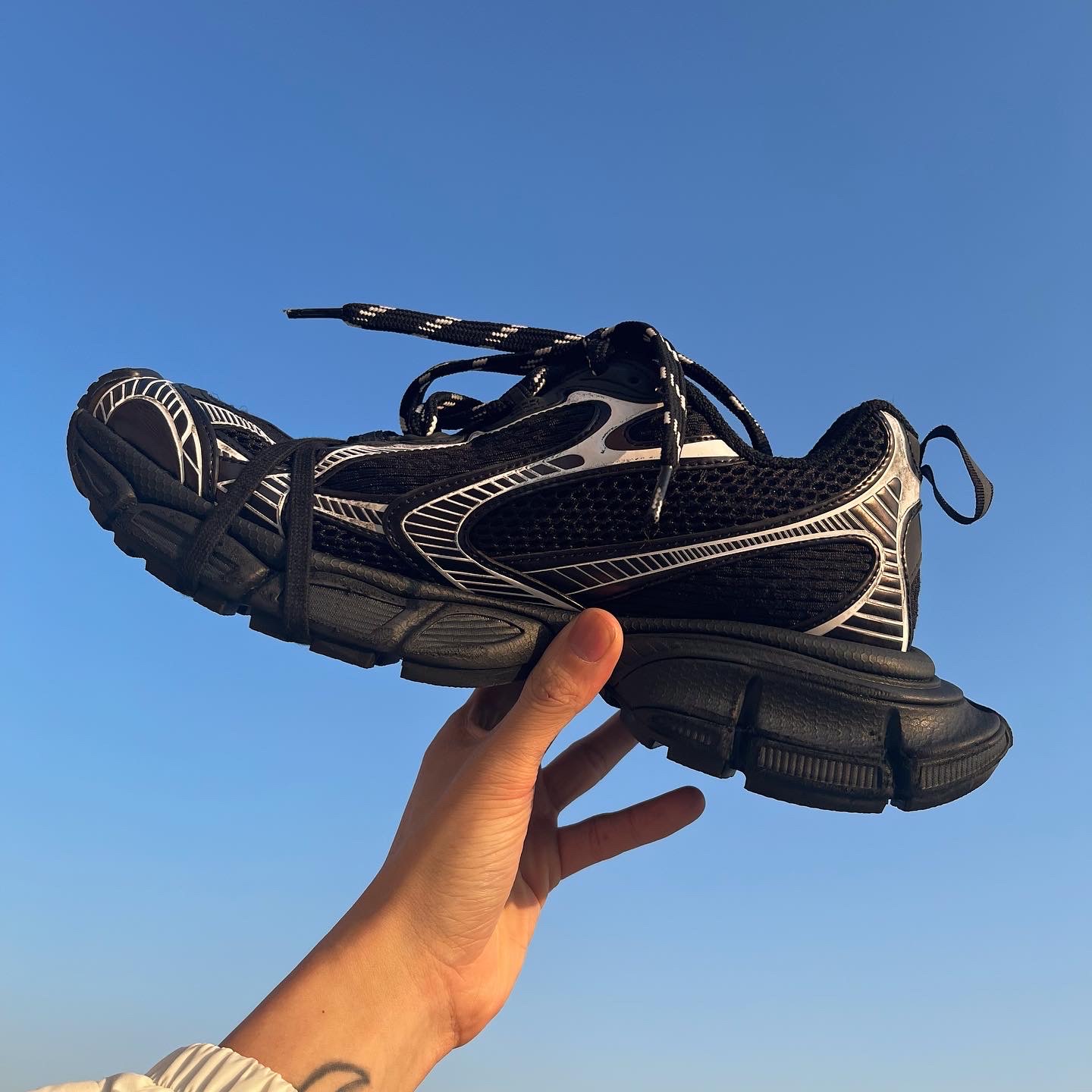 Balenciaga 3XL Sneakers Black White 착용 스타일 - 2
