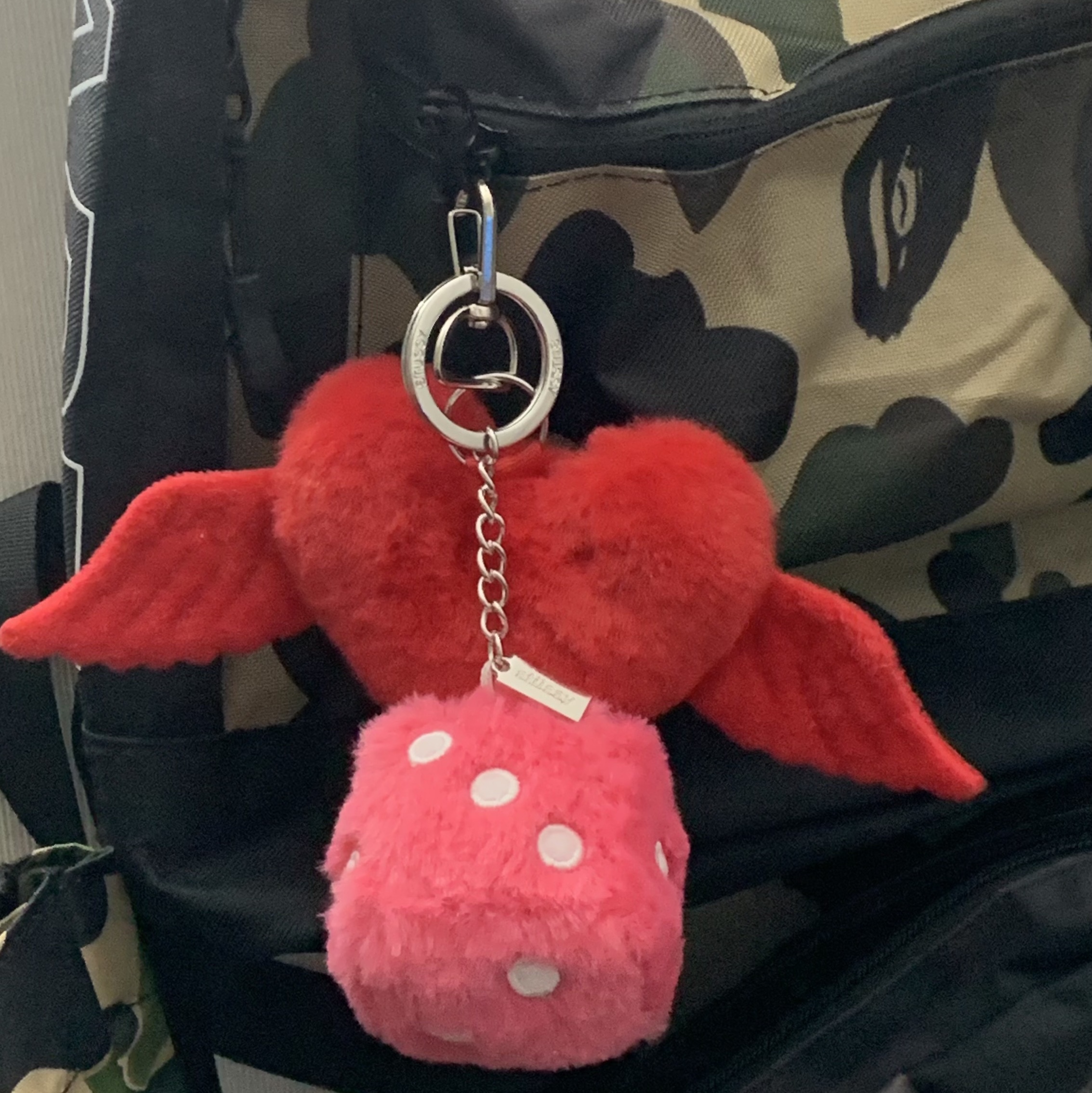 Stussy Fuzzy Dice Keychain Pink 착용 스타일