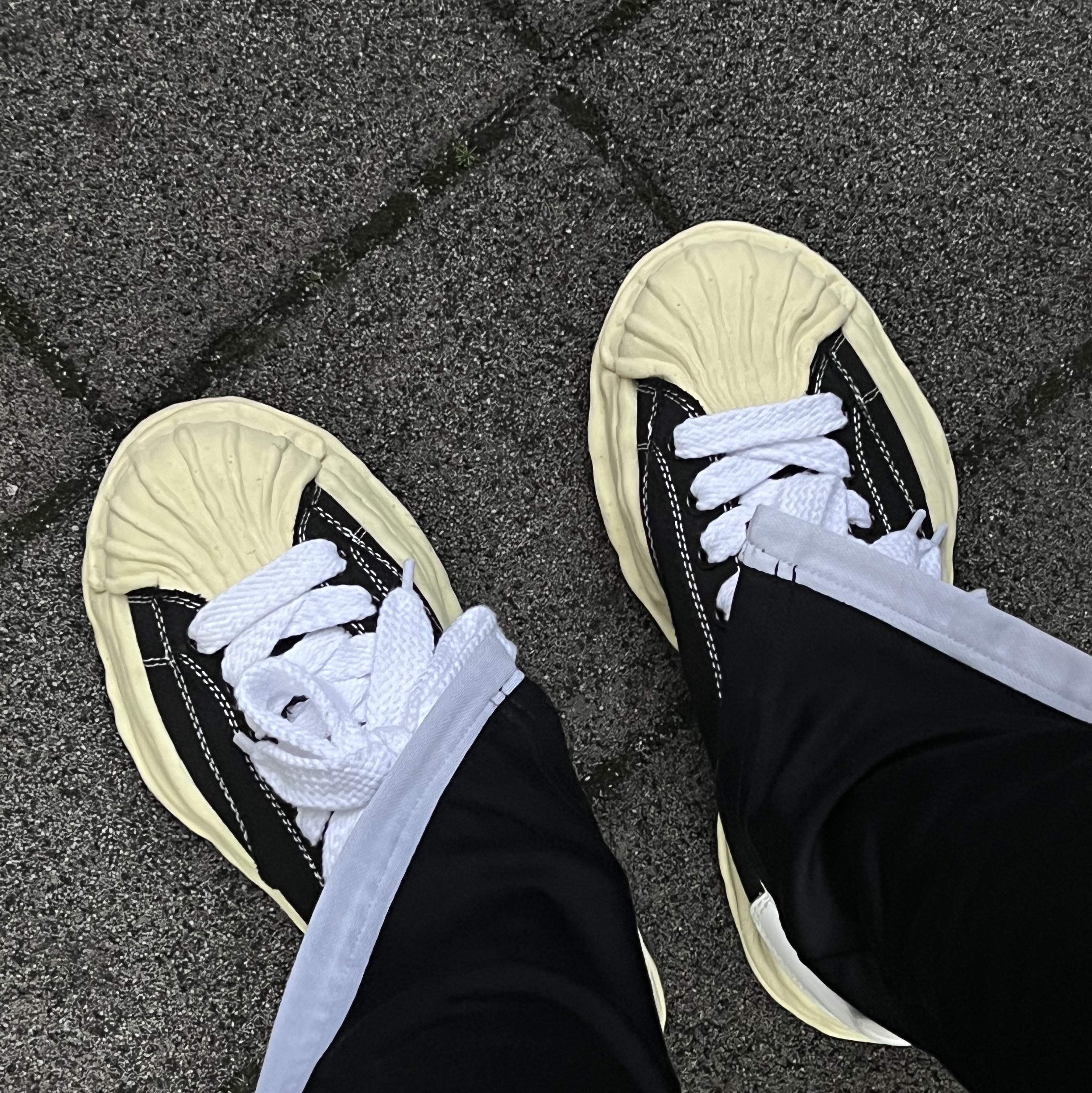 Maison Mihara Yasuhiro Blakey VL OG Sole Canvas Low-top Sneakers Black 착용 스타일 - 4
