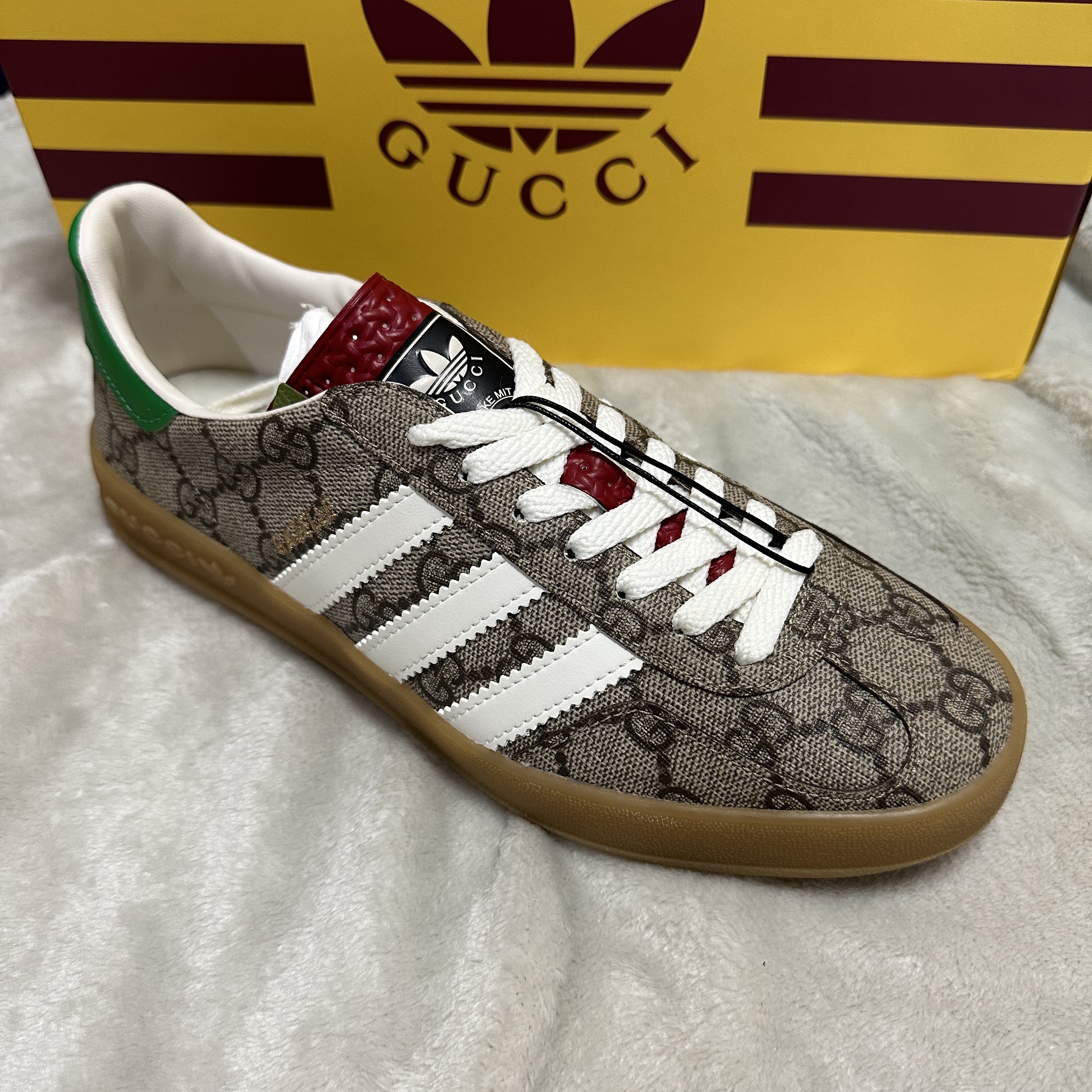 (W) Gucci x Adidas Gazelle Sneakers Beige Ebony GG Supreme Canvas 착용 스타일 - 2