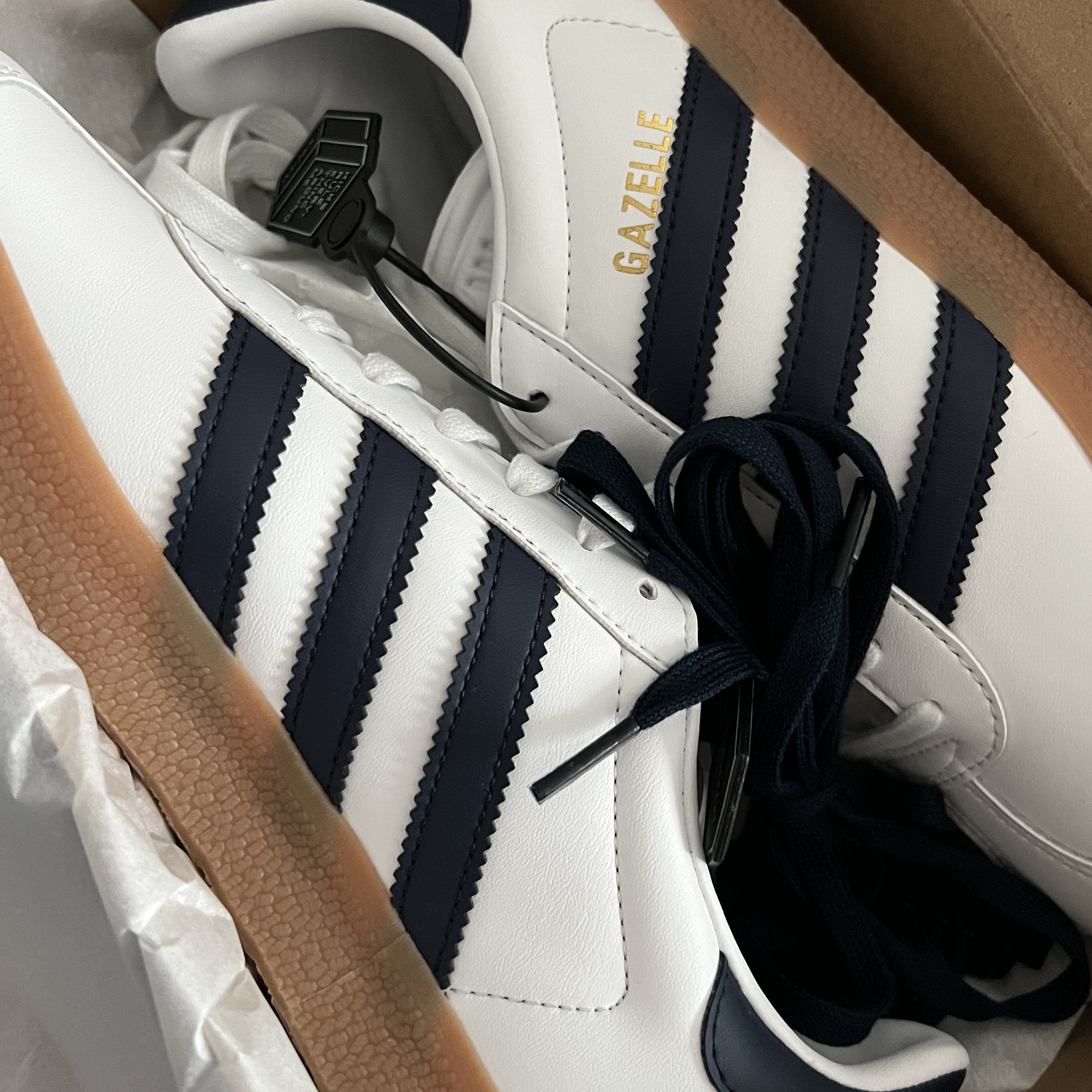 Adidas Gazelle White Collegiate Navy 착용 스타일