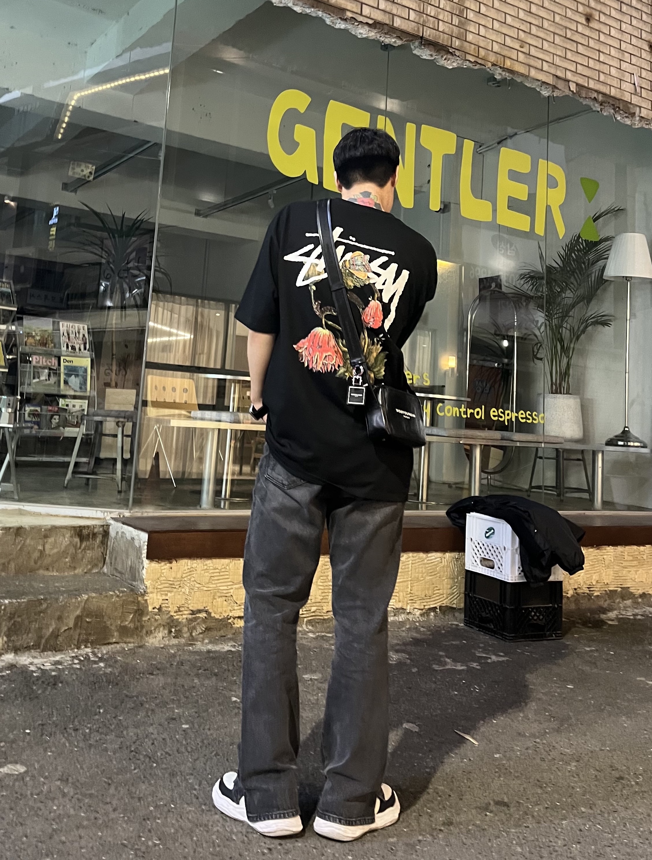 Stussy Withered Flower T-Shirt Black, Maison Mihara Yasuhiro Wayne OG Sole Leather Low-top Sneakers Black White 착용 스타일 - 1