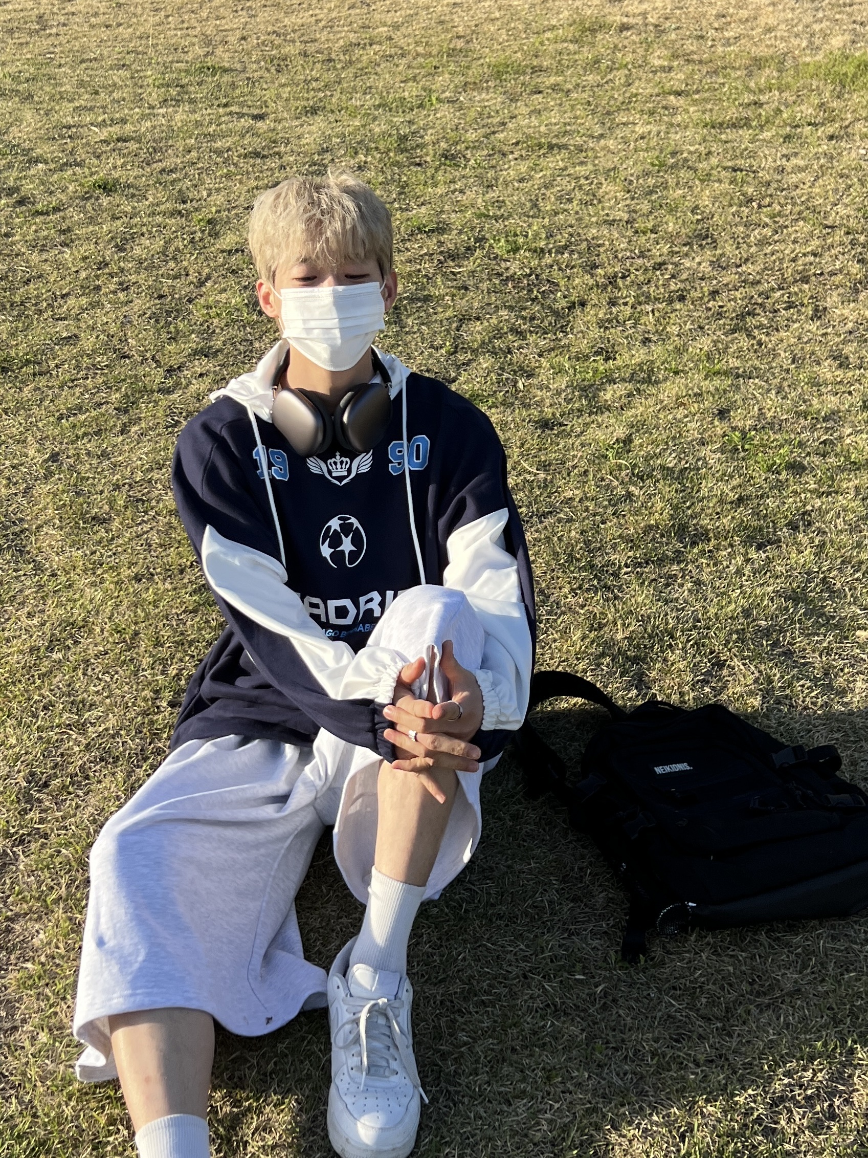 Apple AirPods Max Lightning Space Gray (Korean Ver.), Nike Air Force 1 '07 Low White 착용 스타일 - 1