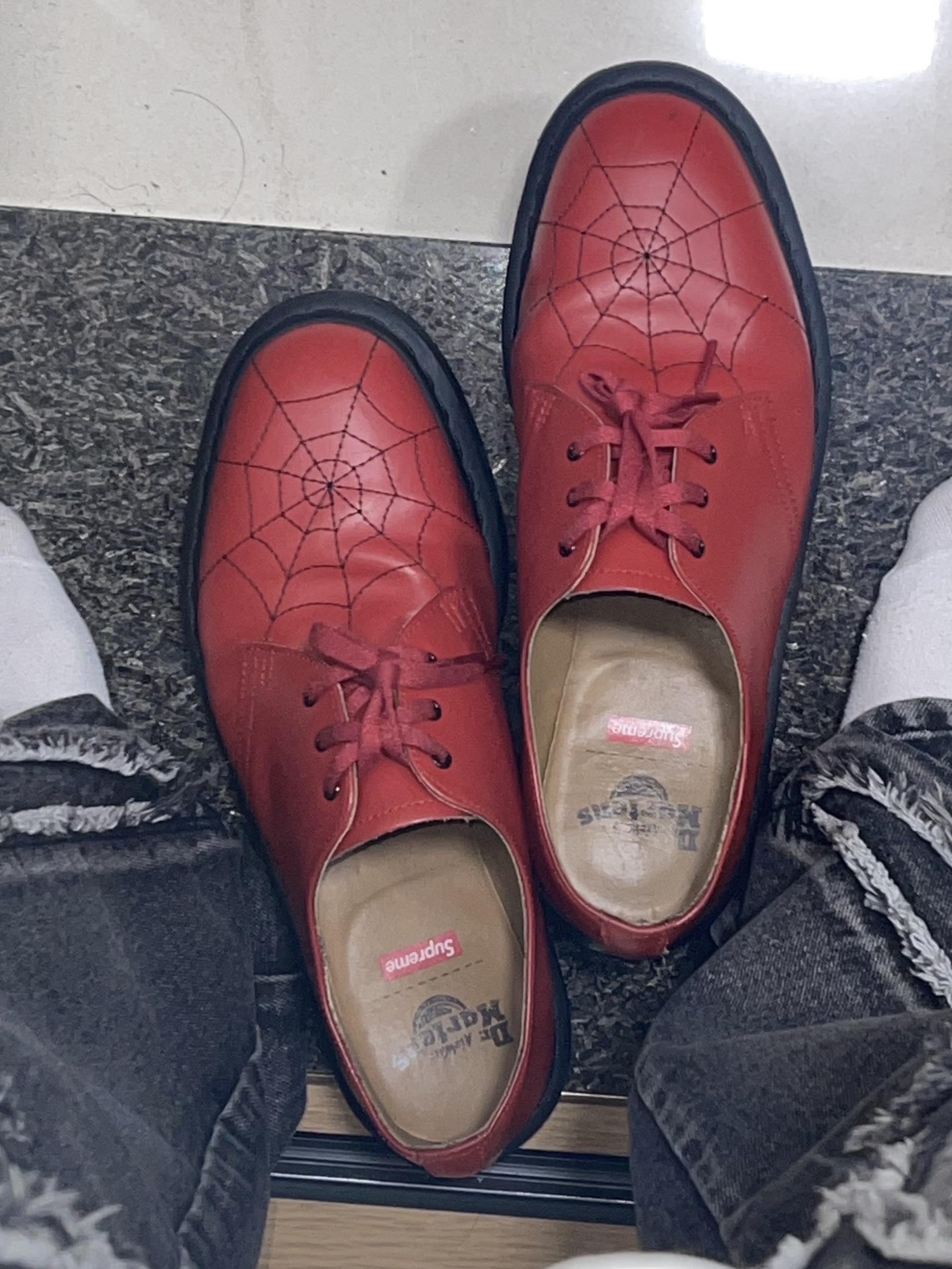 Dr. Martens x Supreme Spiderweb 3-Eye Shoe Red 착용 스타일 - 2