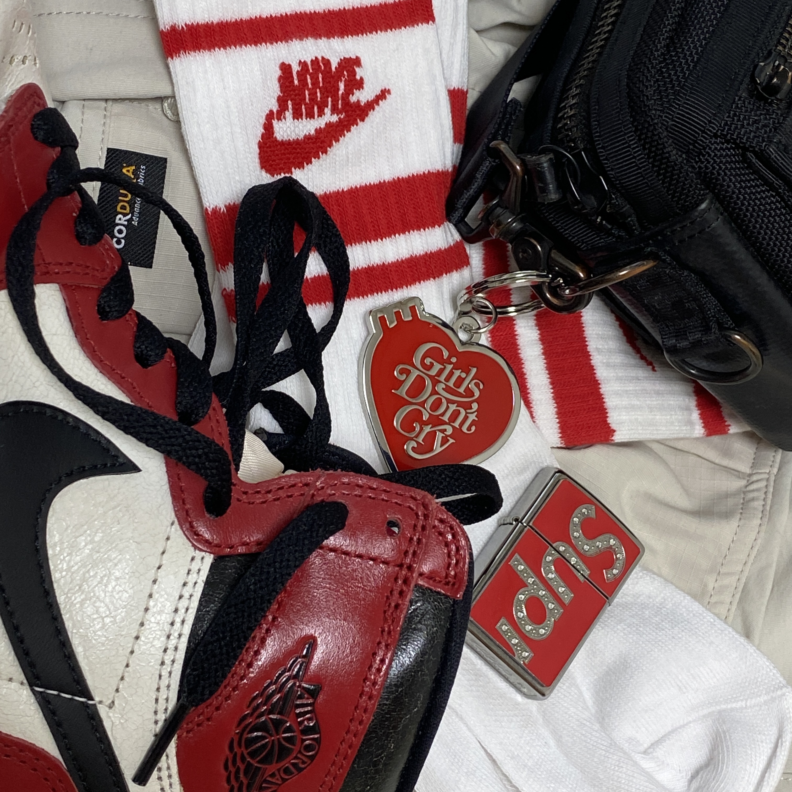 Jordan 1 Retro High OG Chicago 2022, Human Made x Verdy Girls Don't Cry Keyring Red 착용 스타일 - 1