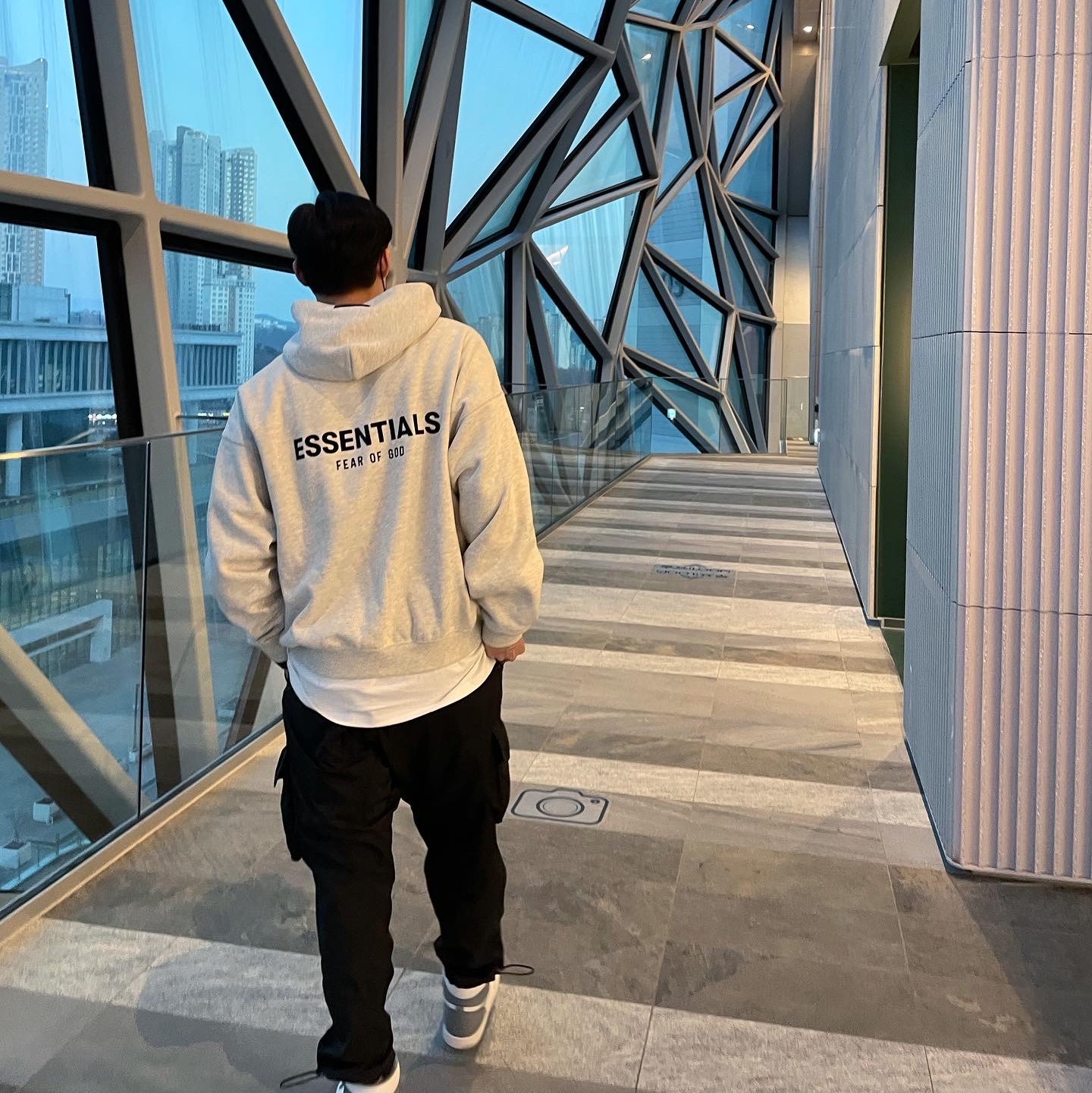 Essentials The Core Collection Hoodie Light Oatmeal 착용 스타일 - 2
