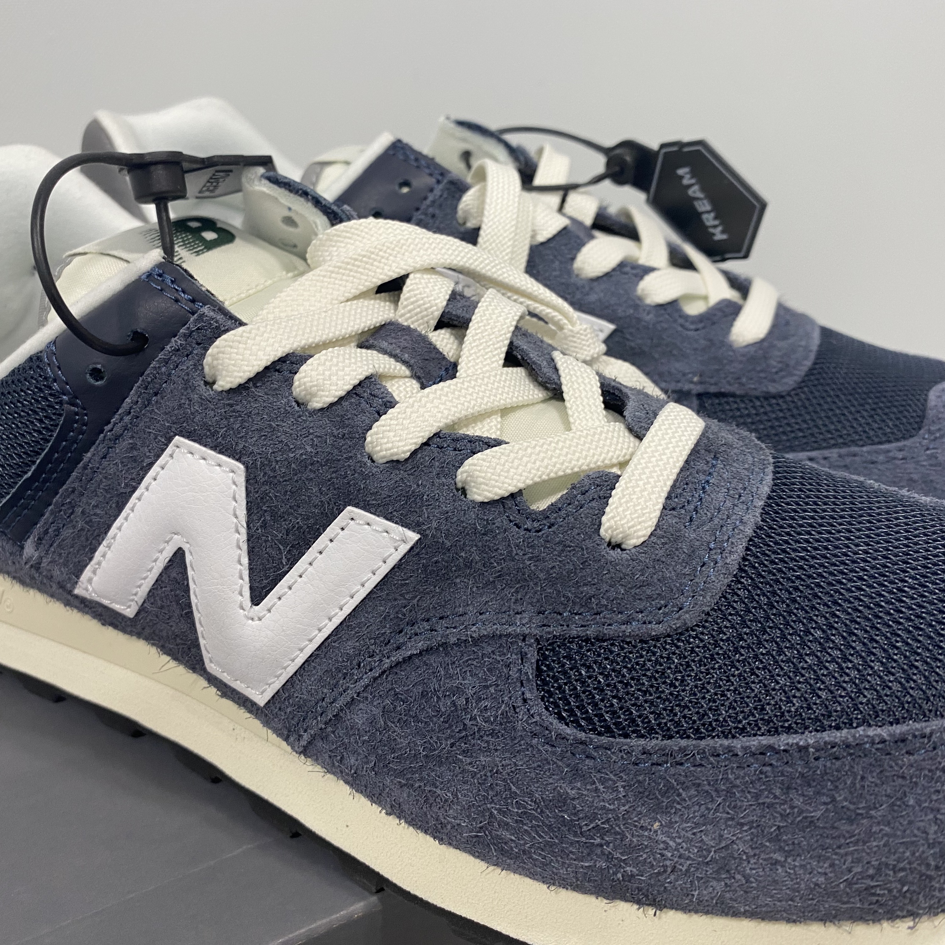 New Balance 574 Heritage Navy 착용 스타일