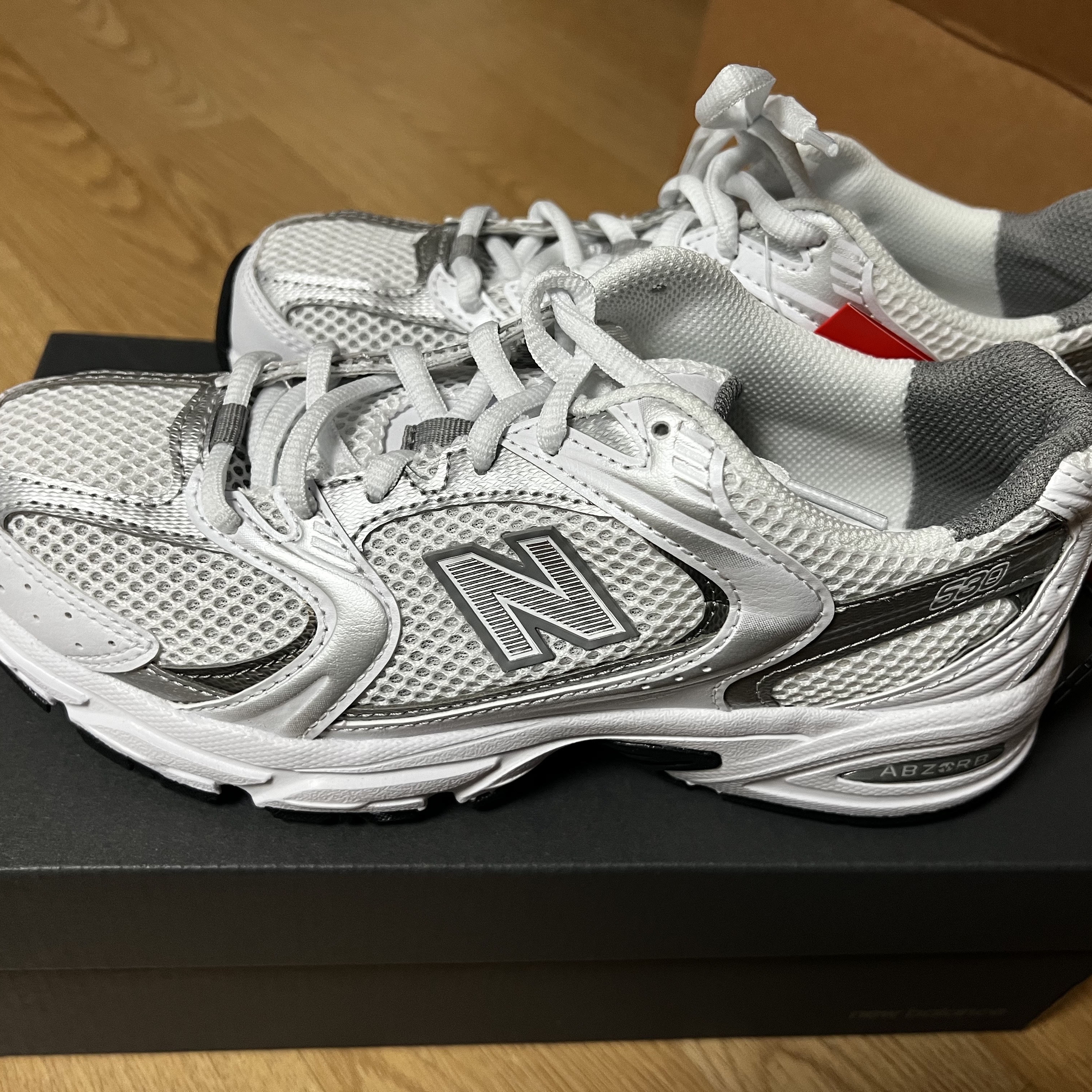 New Balance 530 White Silver 착용 스타일 - 1