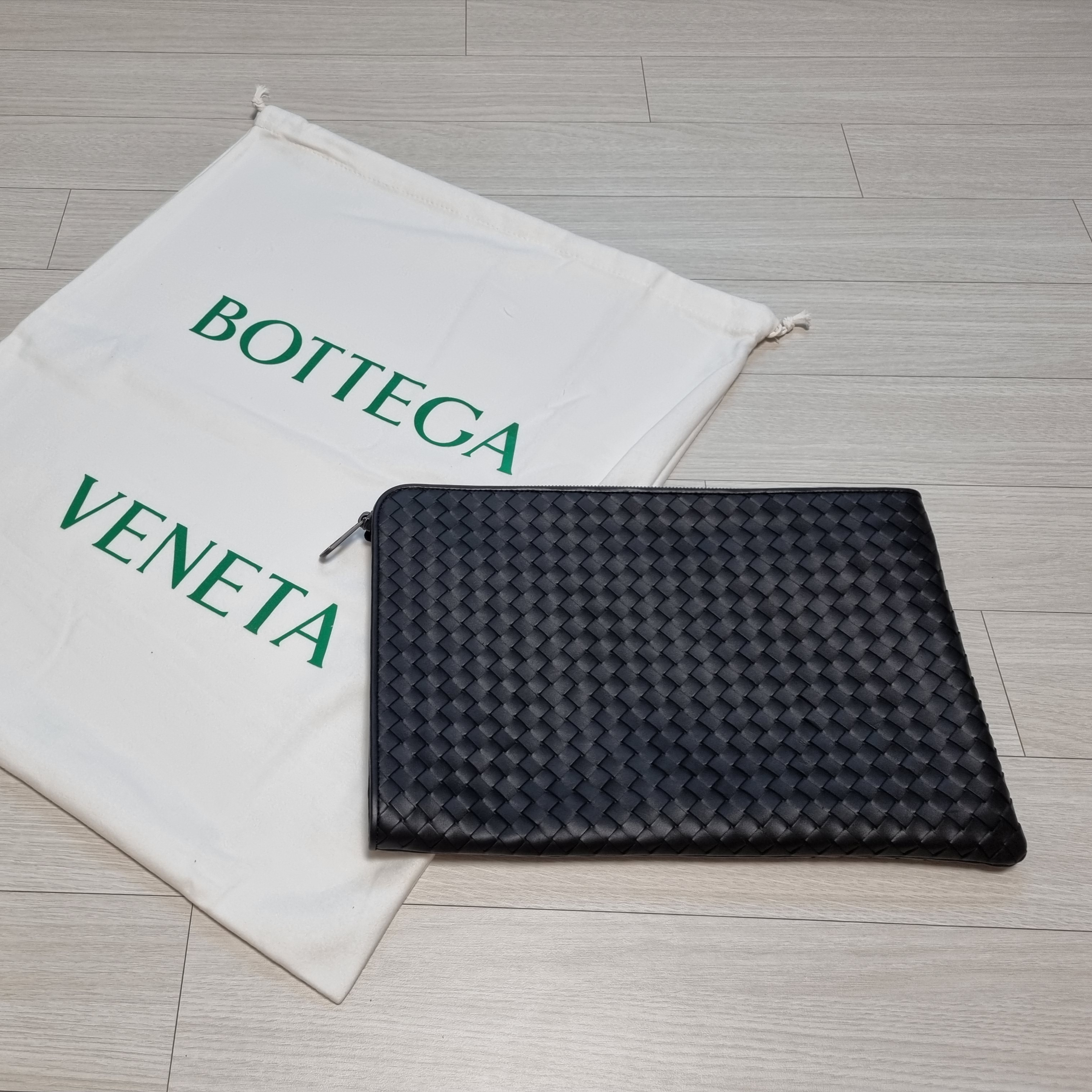 Bottega Veneta Document Case Black 착용 스타일 - 3
