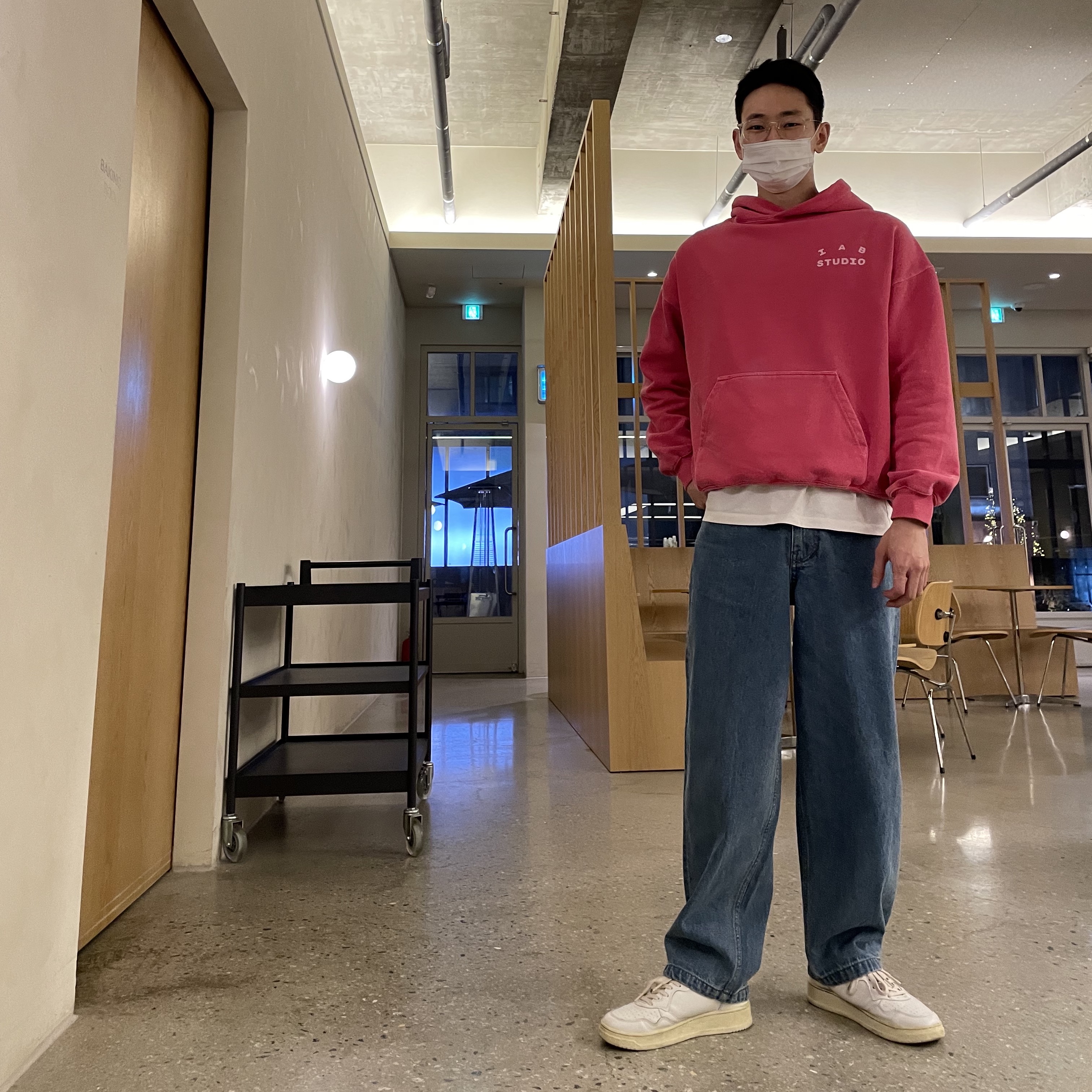 Autry Medalist Low Leather Sneakers White, IAB Studio Pigment Hoodie & Sack Coral 착용 스타일 - 1