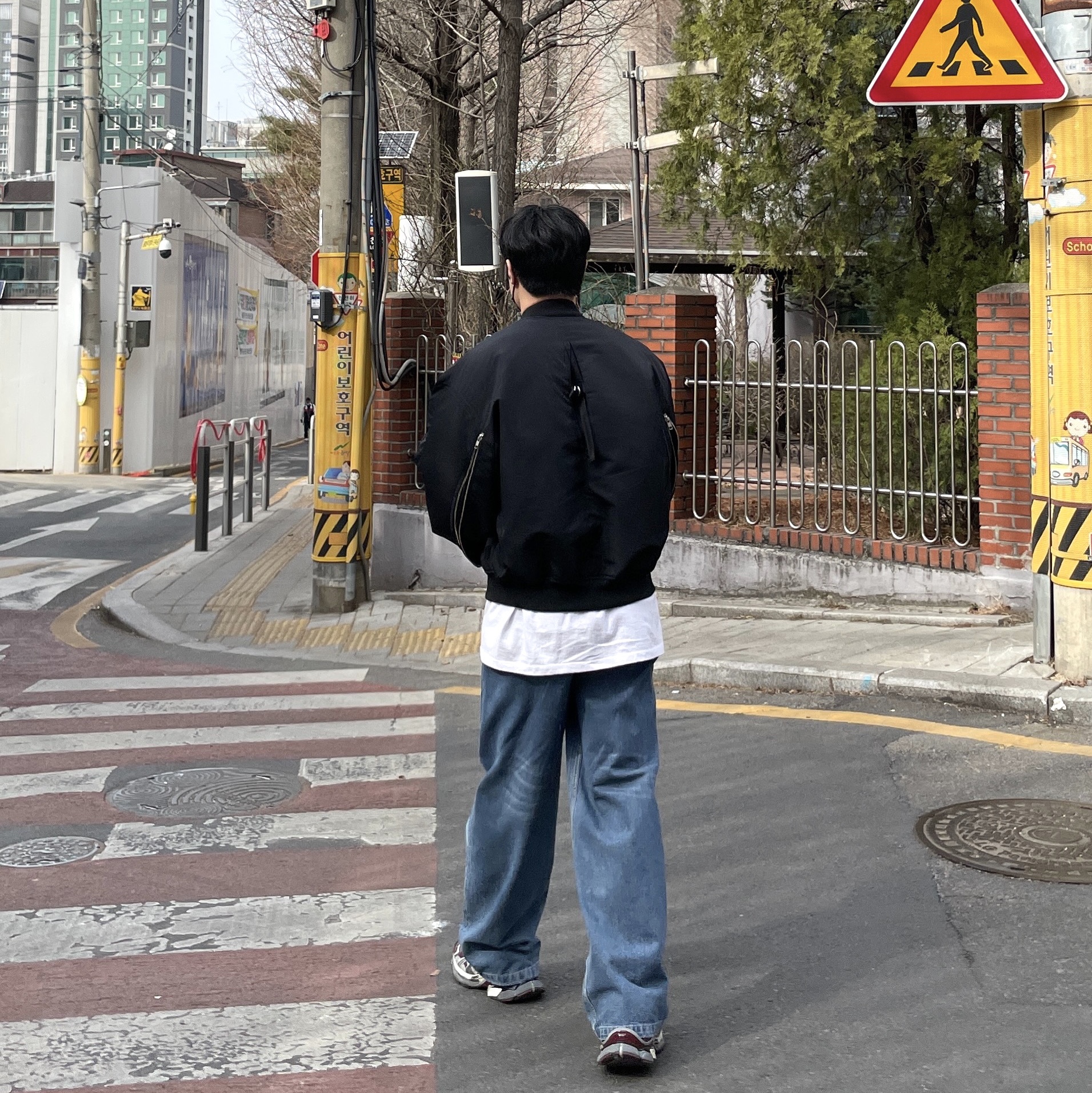 Balenciaga Runner Sneakers Grey Burgundy, Stussy Landin T-Shirt White 착용 스타일 - 4