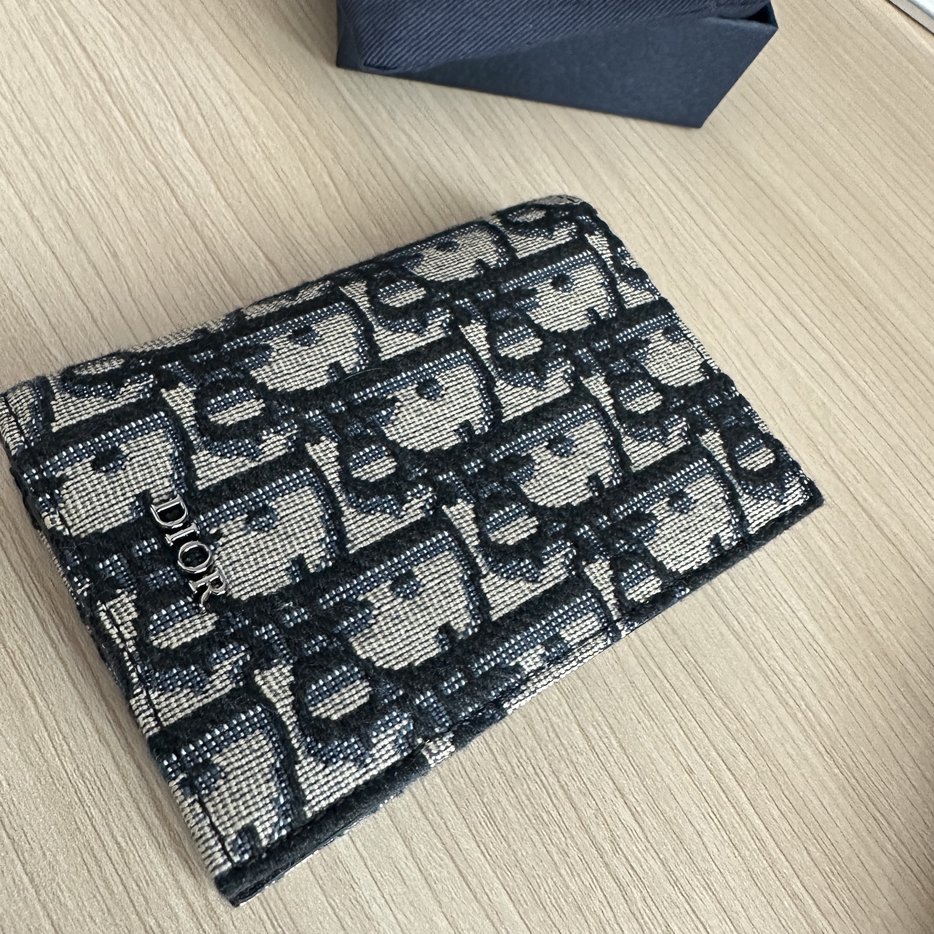 Dior Bi-Fold Card Holder Beige & Black Dior Oblique Jacquard 착용 스타일 - 2