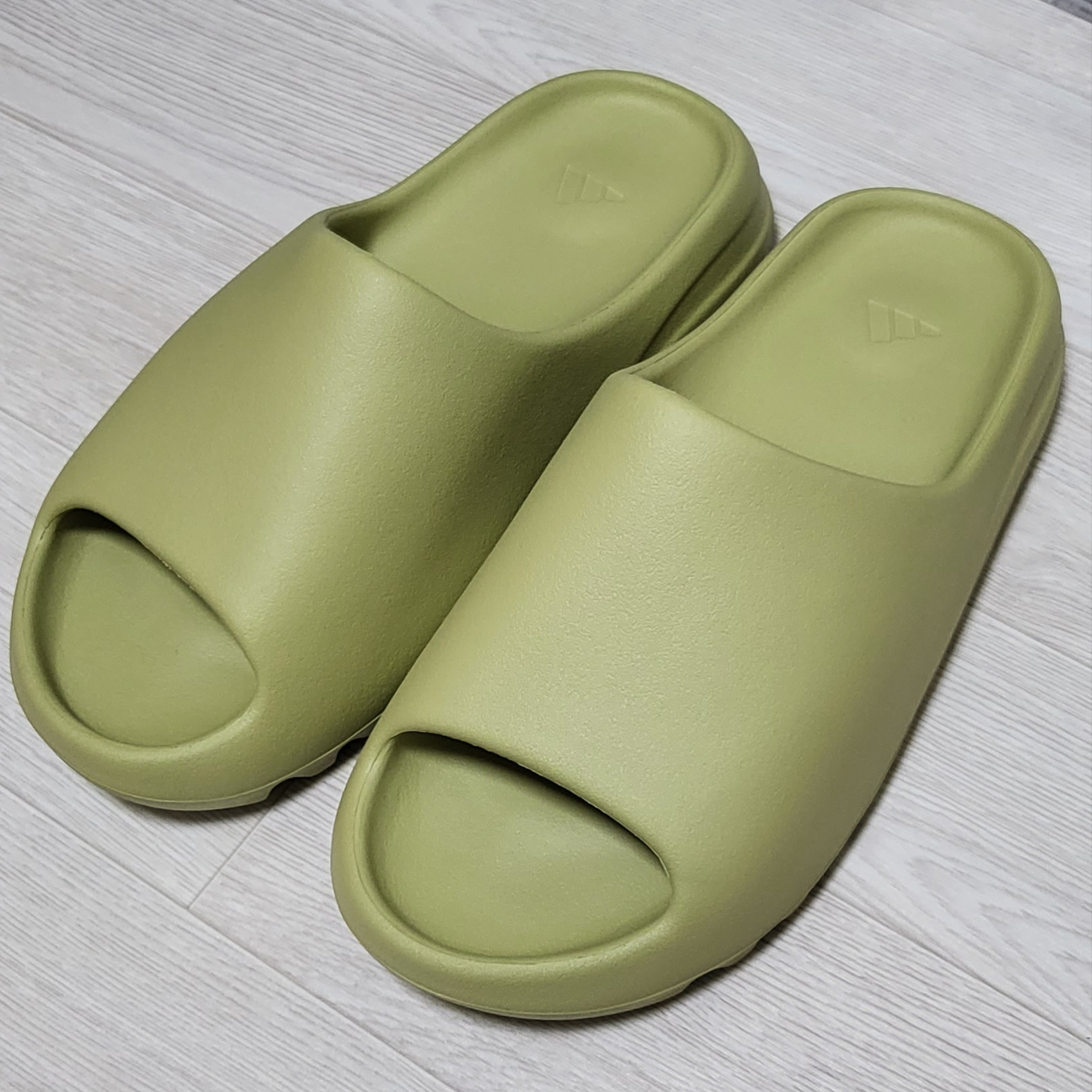 Adidas Yeezy Slide Onyx, Adidas Yeezy Slide Resin 2022 착용 스타일 - 2