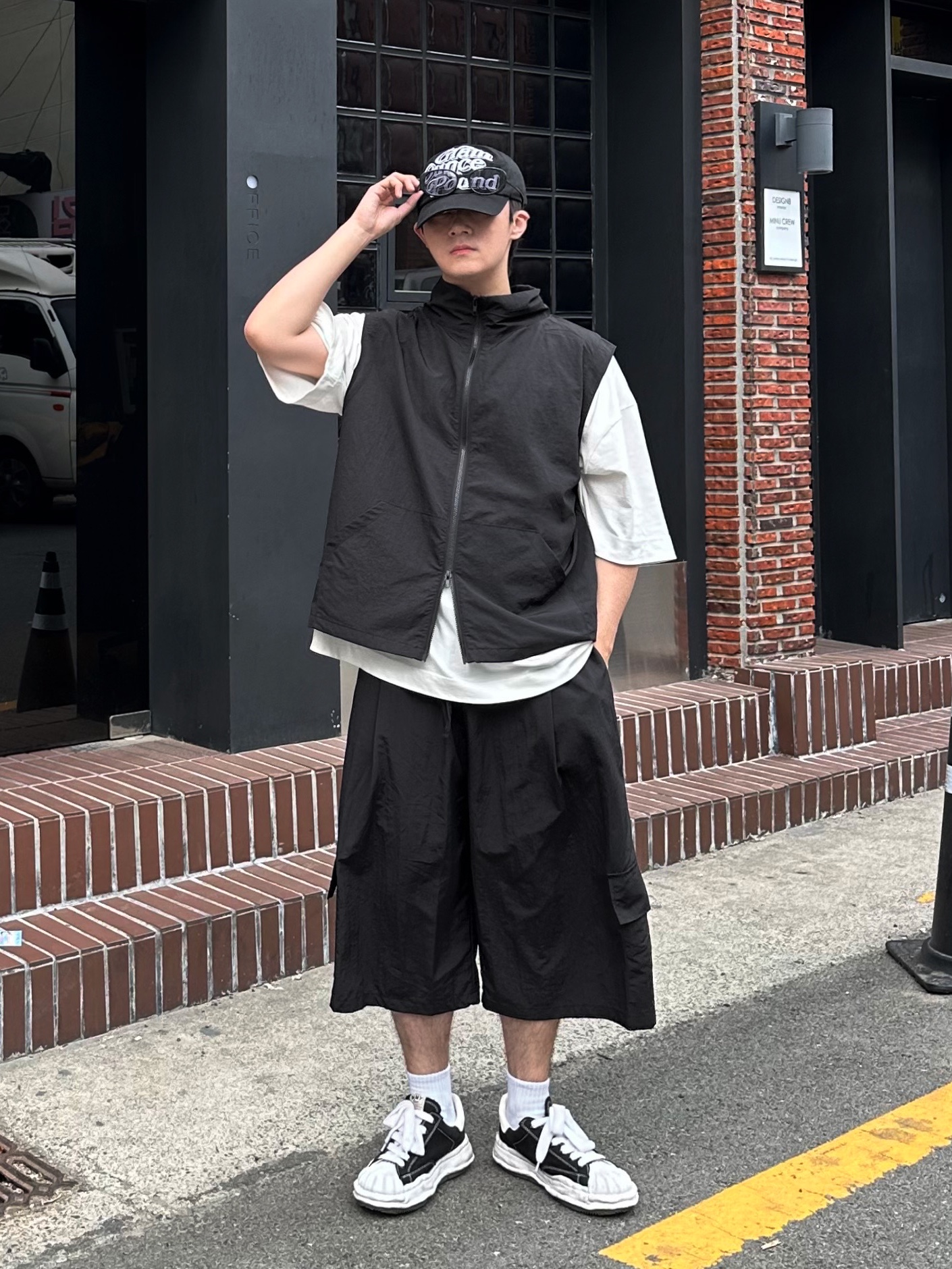 Maison Mihara Yasuhiro Blakey OG Sole Canvas Low-top Sneakers Black White 착용 스타일 - 1