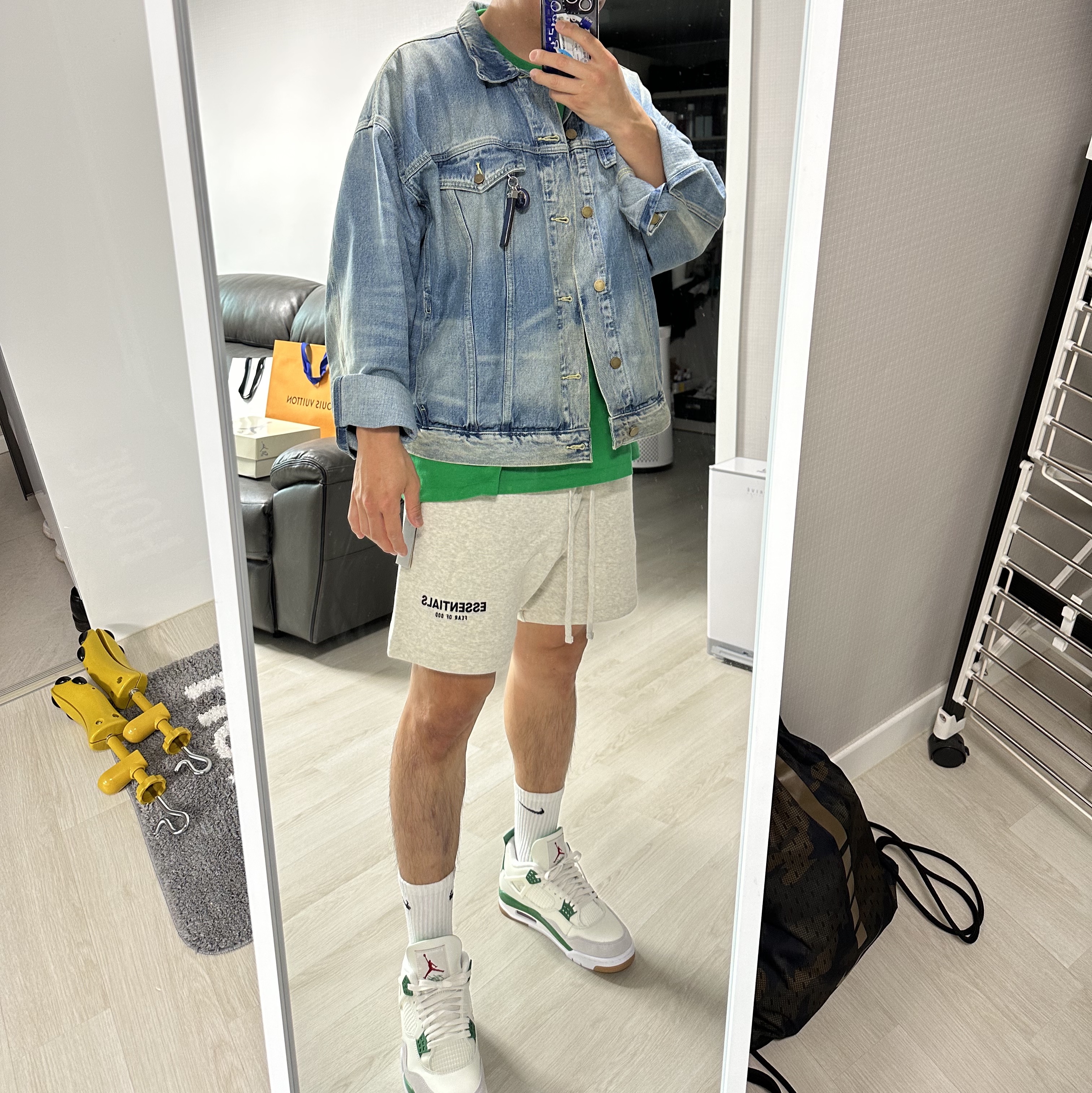 Essentials The Core Collection Sweatshorts Light Oatmeal, Essentials Trucker Jacket Indigo 착용 스타일 - 1
