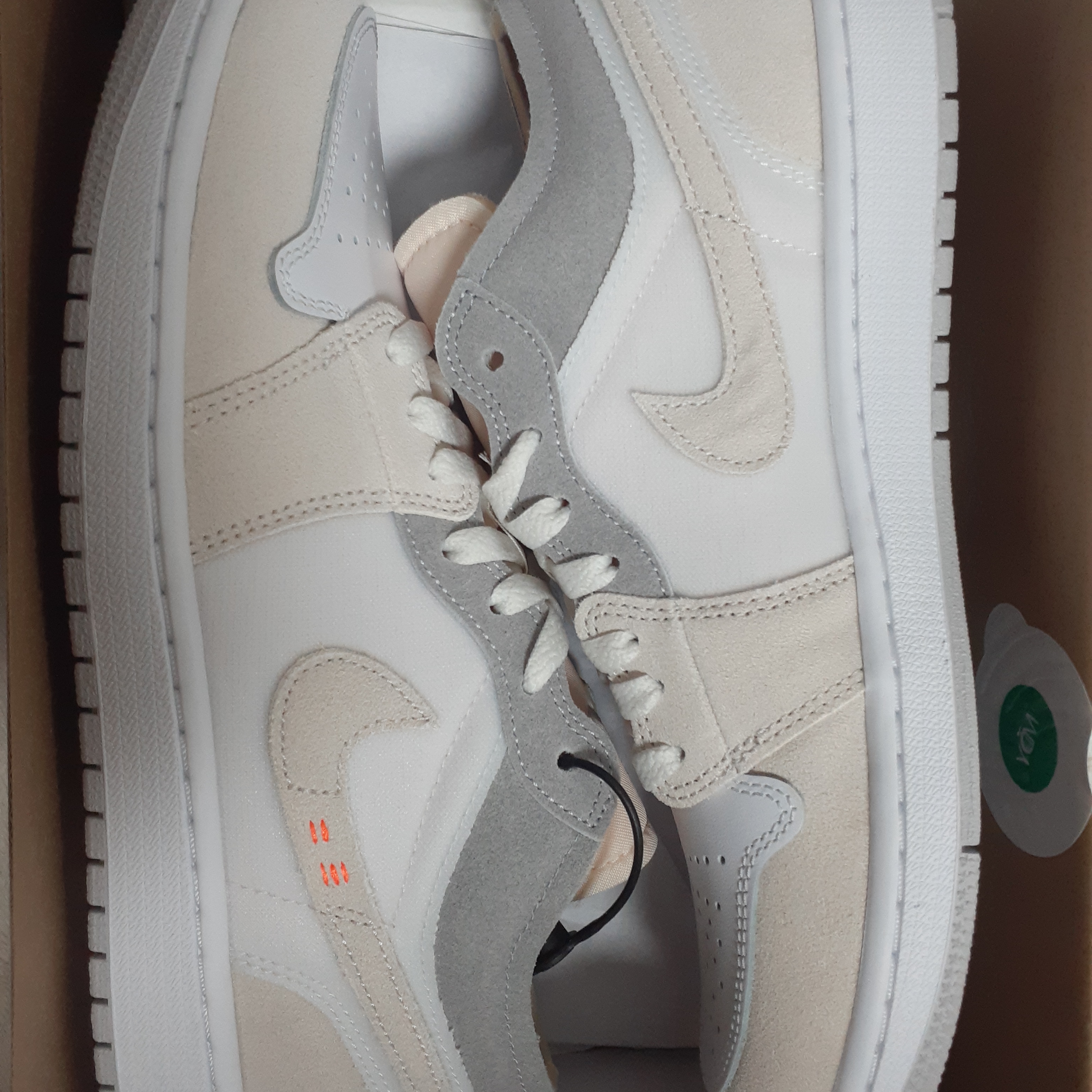Jordan 1 Low SE Craft White and Phantom 착용 스타일 - 1
