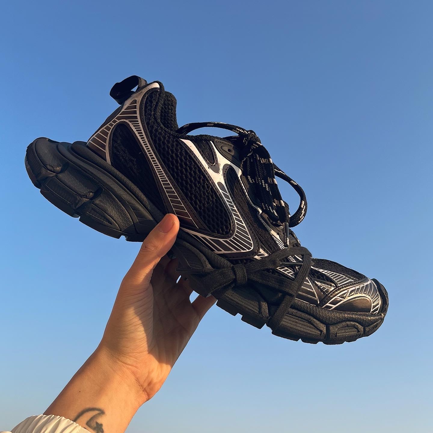 Balenciaga 3XL Sneakers Black White 착용 스타일 - 1