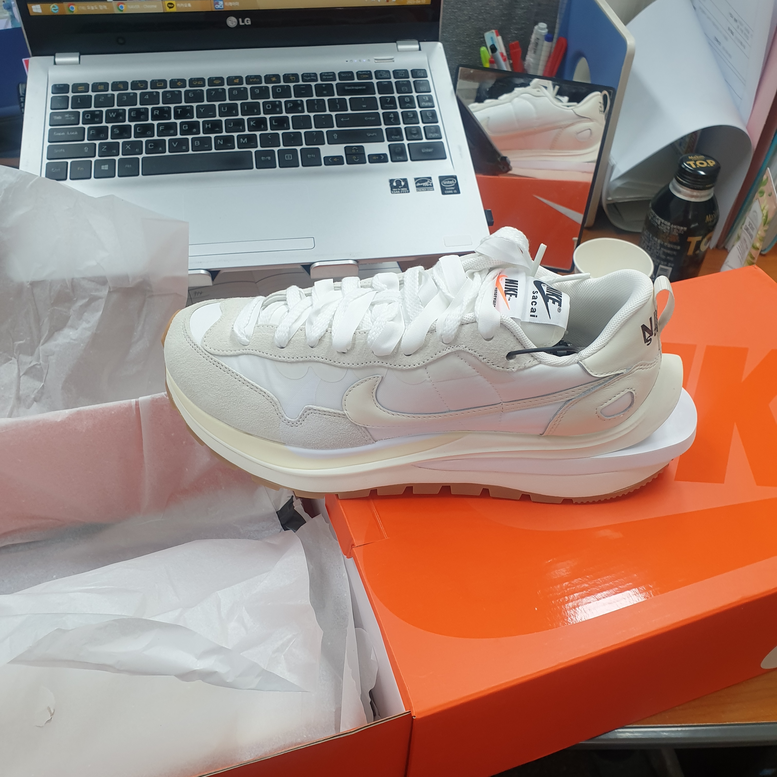 Nike x Sacai VaporWaffle White and Gum 착용 스타일