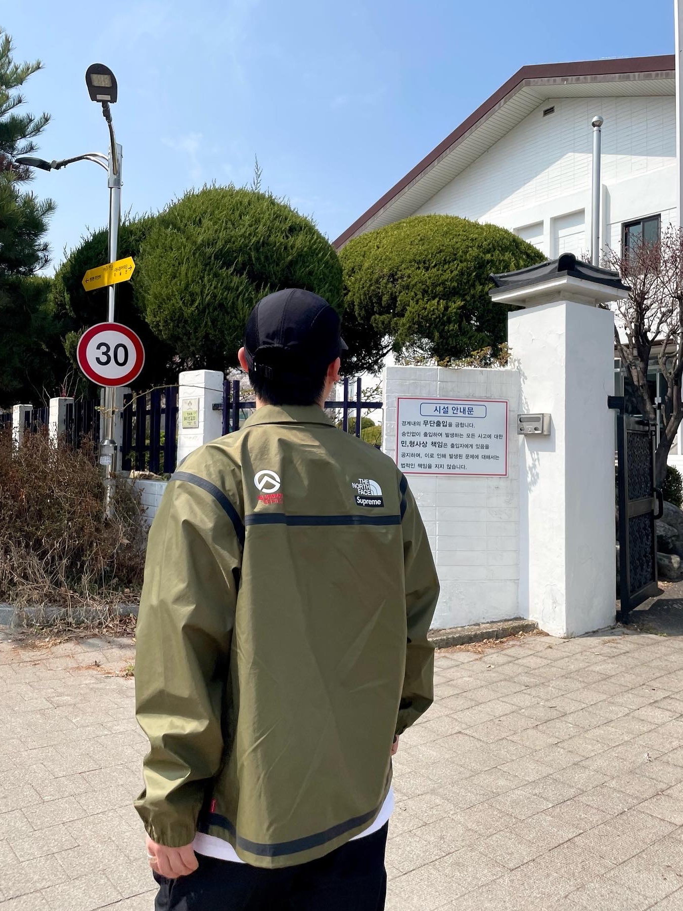 Supreme x The North Face Summit Series Outer Tape Seam Coaches Jacket Olive - 21SS, Supreme x The North Face Sunshield Camp Cap Black - 20SS 착용 스타일 - 4