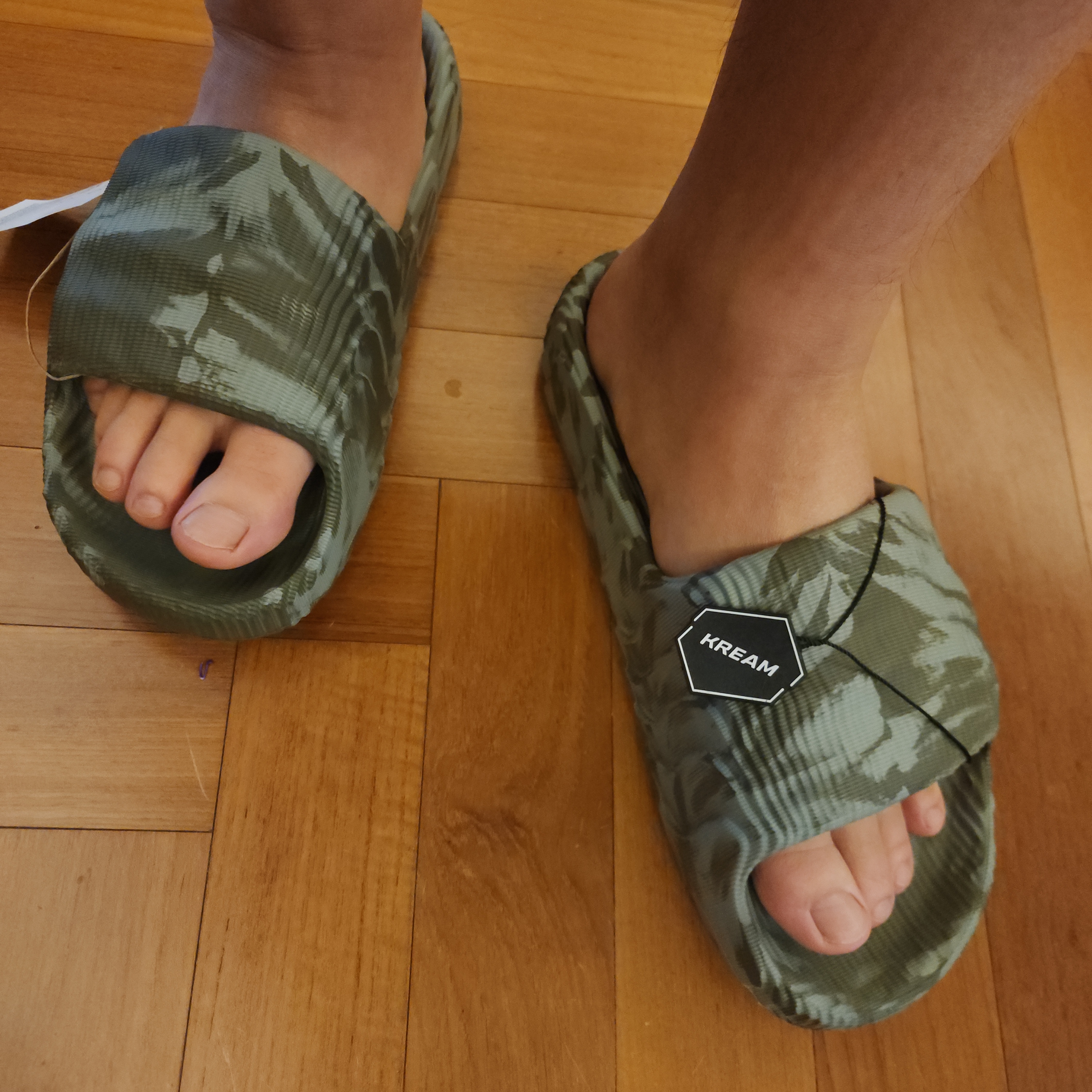 Adidas Adilette 22 Olive Strata 착용 스타일