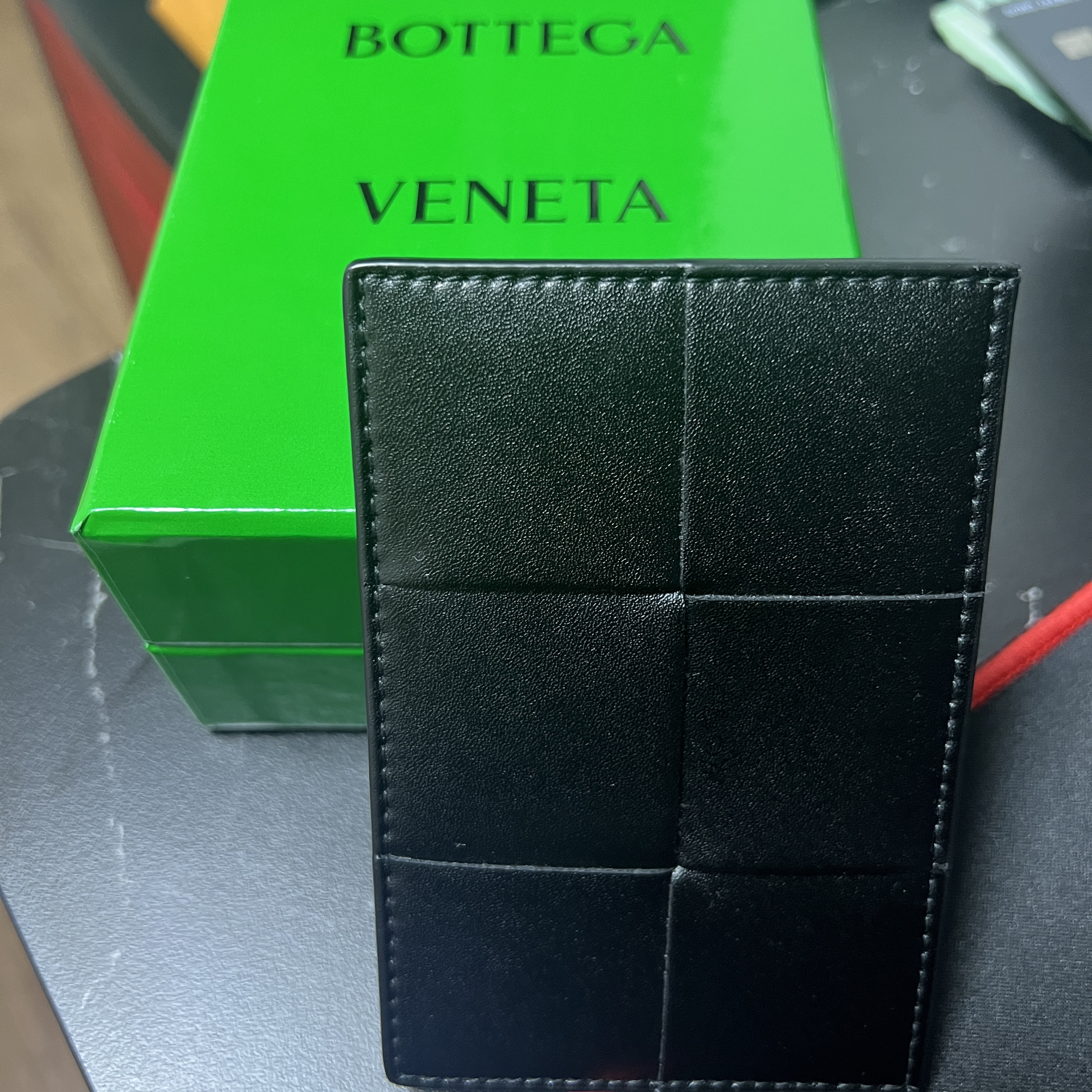 Bottega Veneta Credit Card Case Calfskin Black 착용 스타일