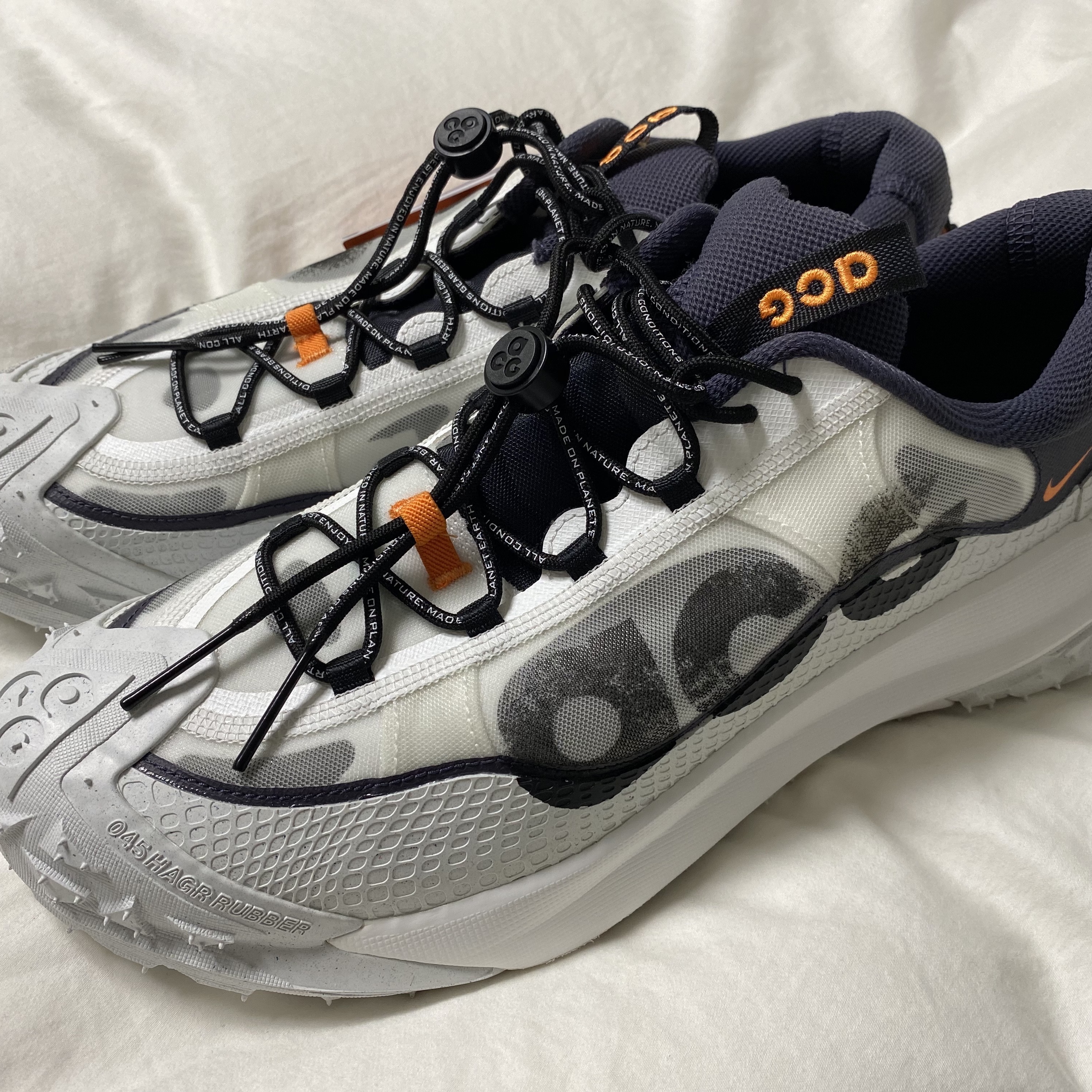 Nike ACG Mountain Fly 2 Low Summit White and Bright Mandarin, Nike ACG Utility Vest Black Summit White - US/EU 착용 스타일 - 5