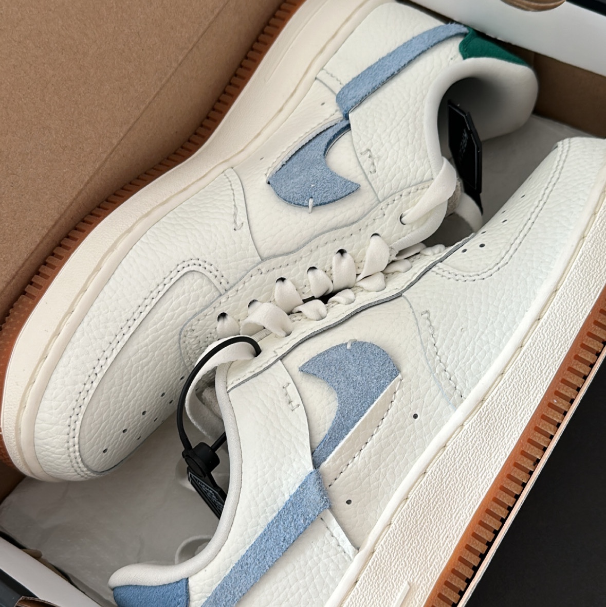 (W) Nike Air Force 1 Vandalized Sail Mystic Green 착용 스타일 - 1