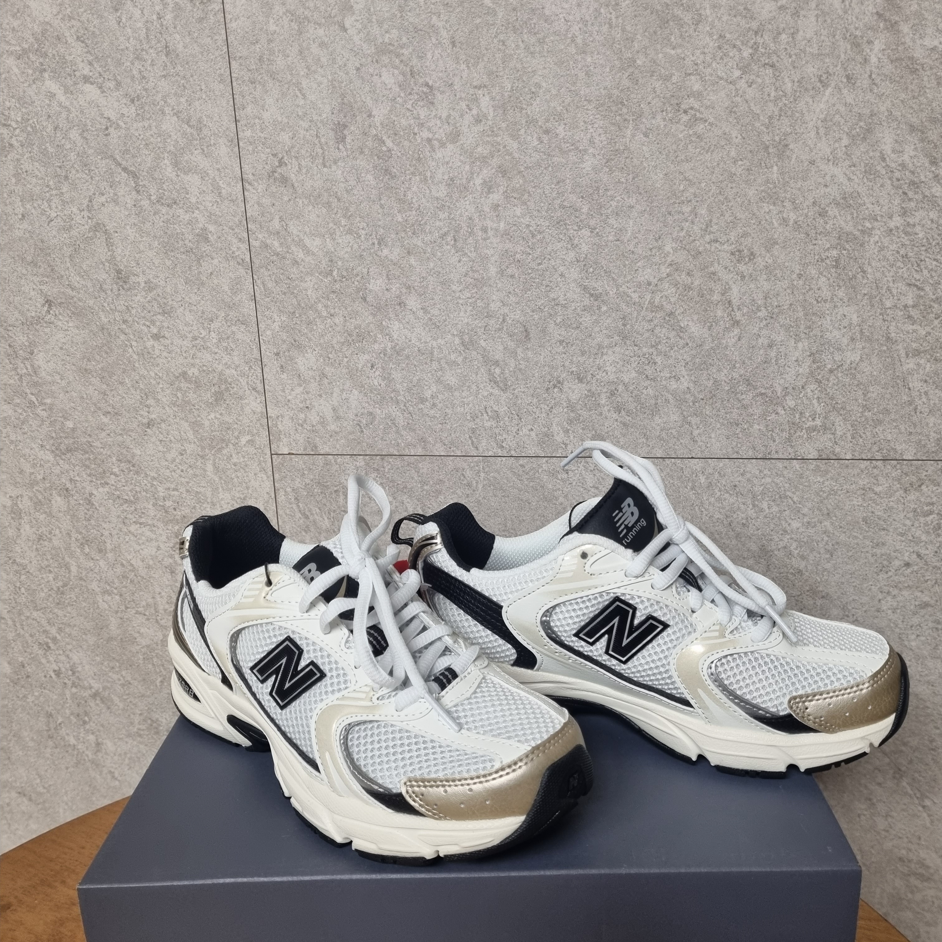 New Balance 530 White Gold 착용 스타일 - 1