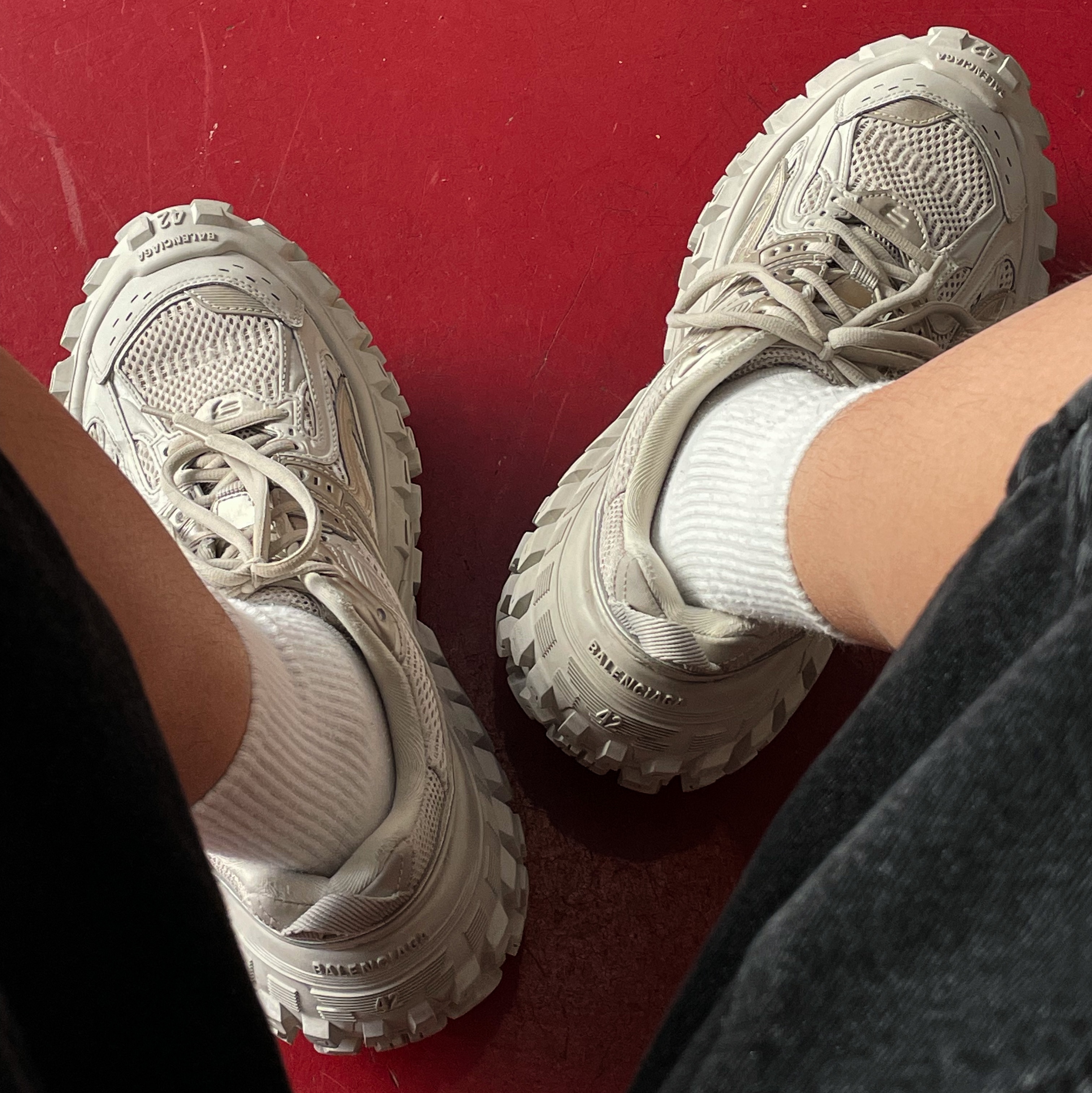 Balenciaga Defender Sneakers Beige 착용 스타일