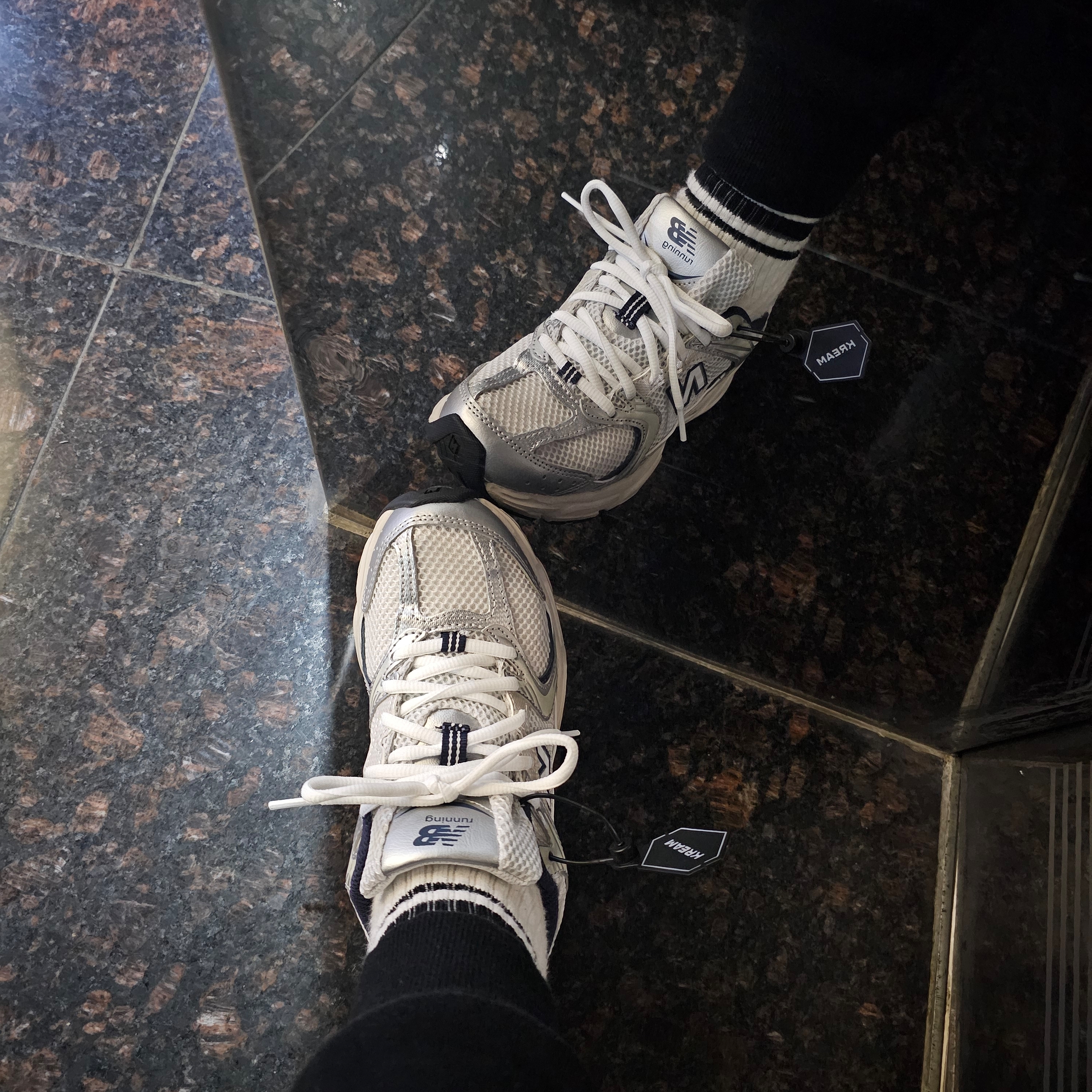 New Balance 530 Steel Grey 착용 스타일 - 2