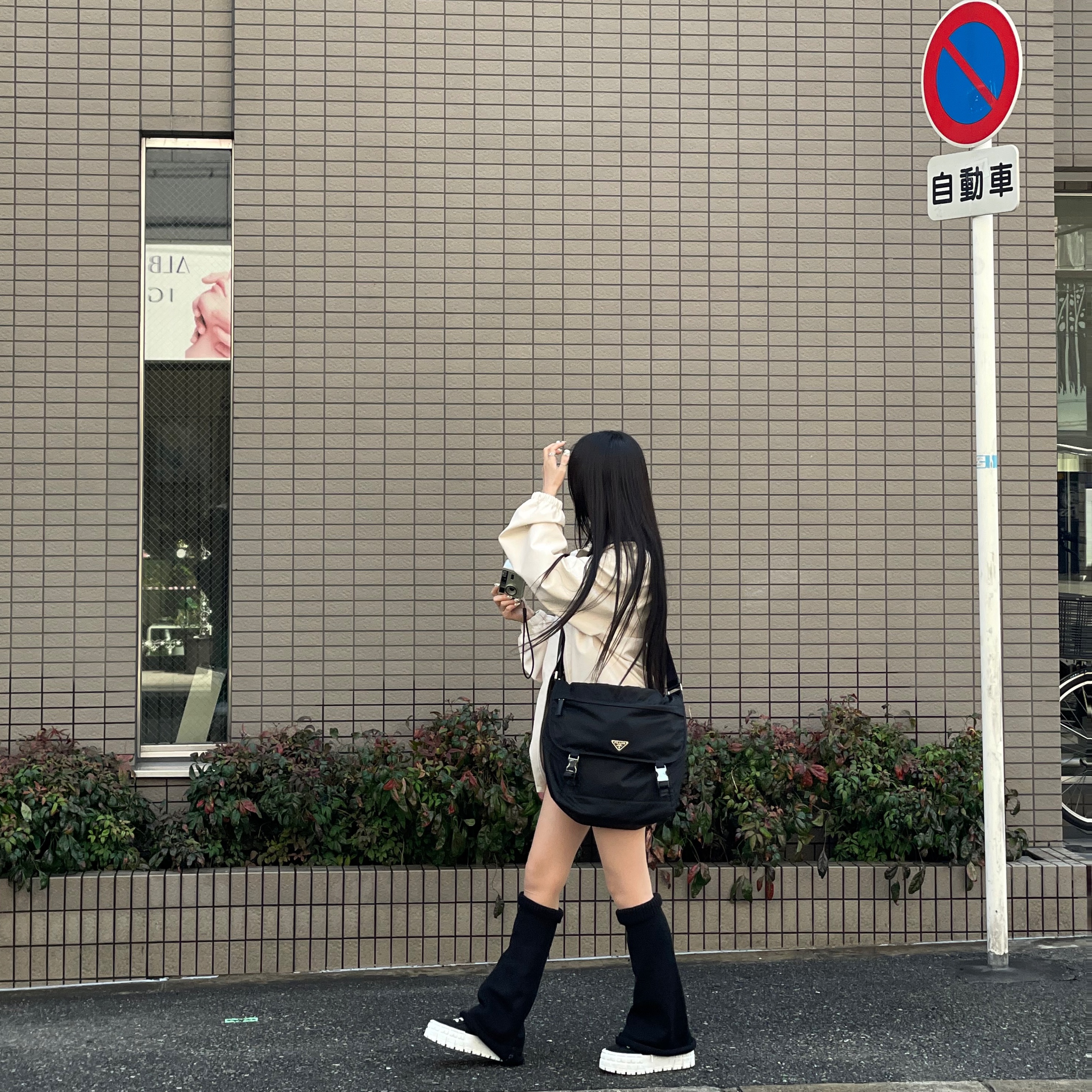 Prada Medium Nylon Shoulder Bag Black 착용 스타일
