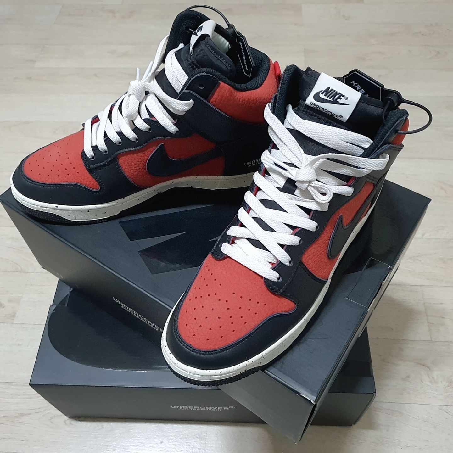 Nike x Undercover Dunk High 1985 Gym Red, Nike x Undercover Dunk High 1985 Black 착용 스타일 - 1