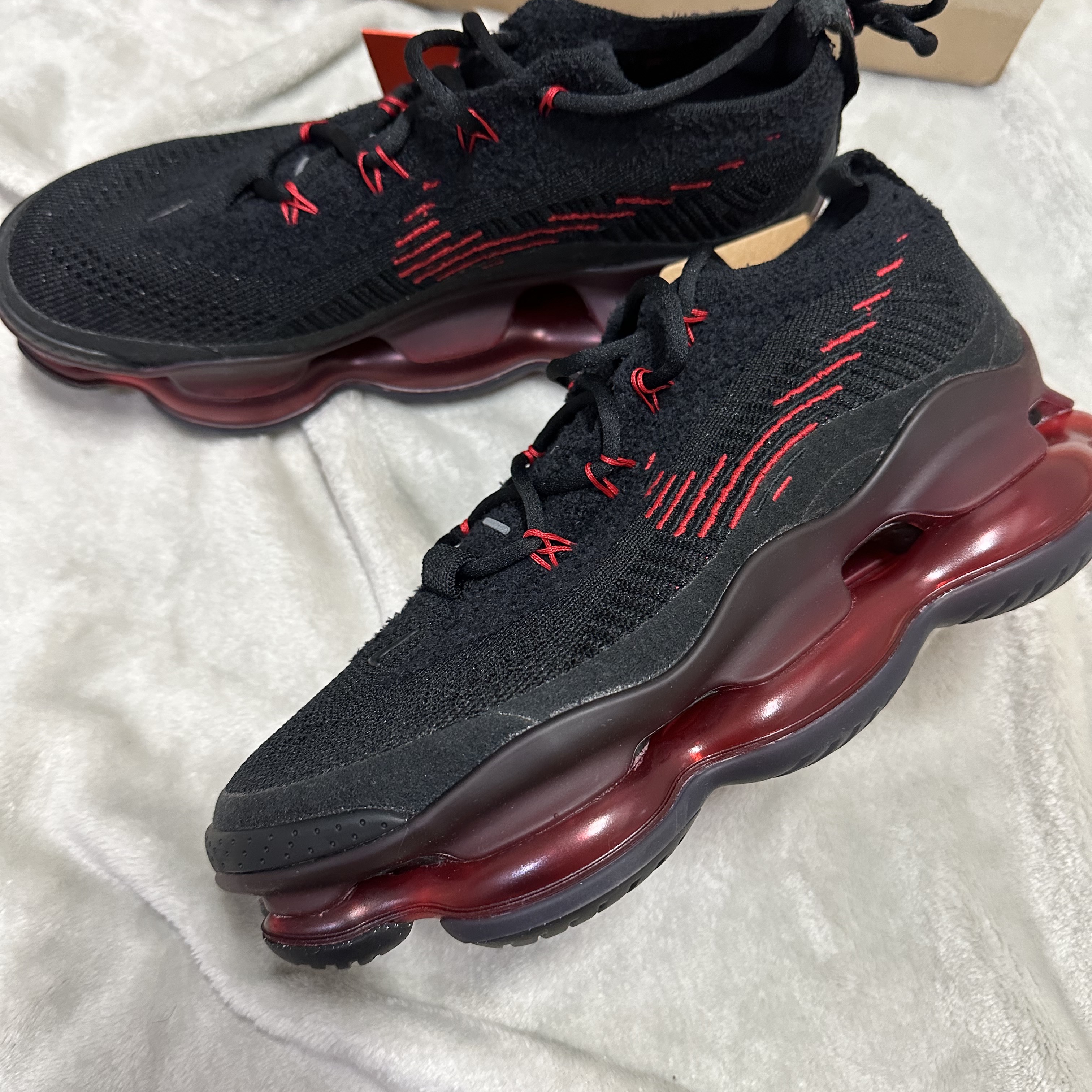 Nike Air Max Scorpion Flyknit Black and University Red 착용 스타일 - 3