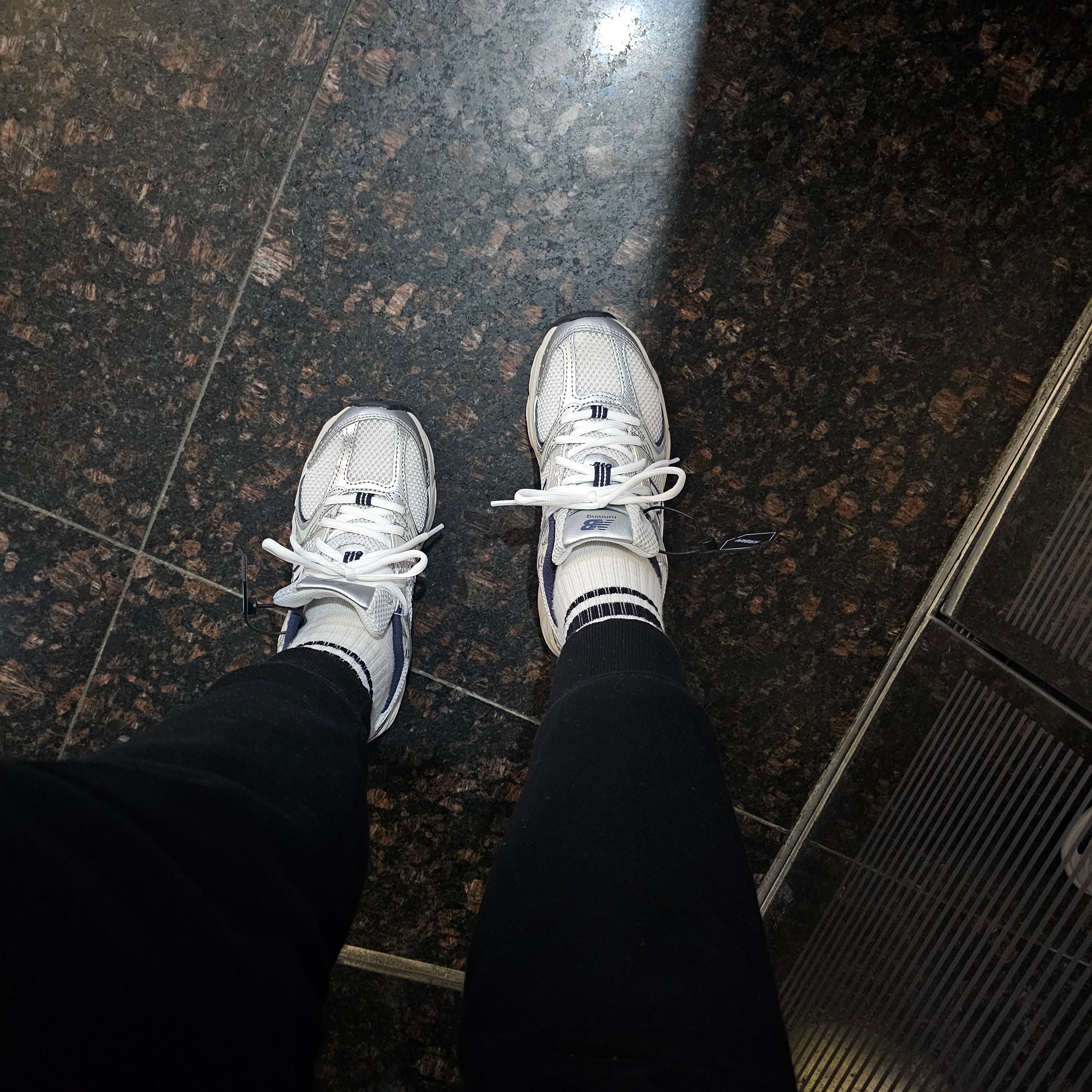 New Balance 530 Steel Grey 착용 스타일 - 1