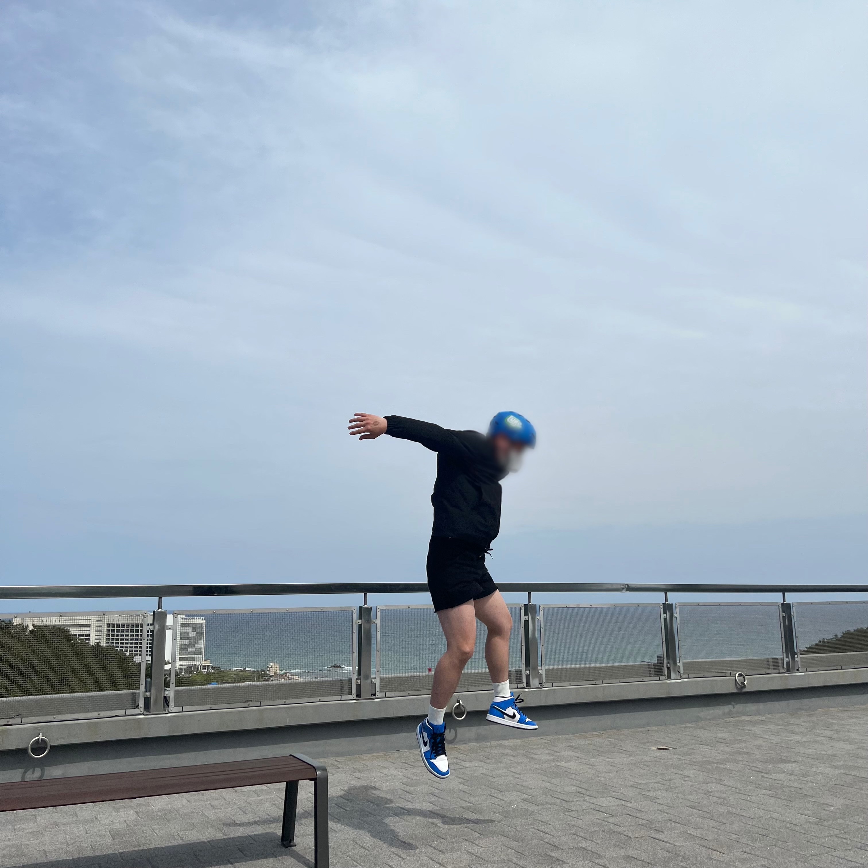 Jordan 1 Mid SE Signal Blue 착용 스타일 - 2