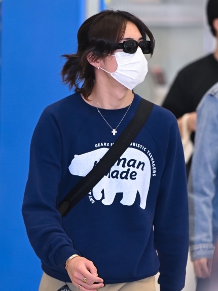 Human Made Raglan Crew Neck Sweatshirt Navy 착용 스타일 - 2