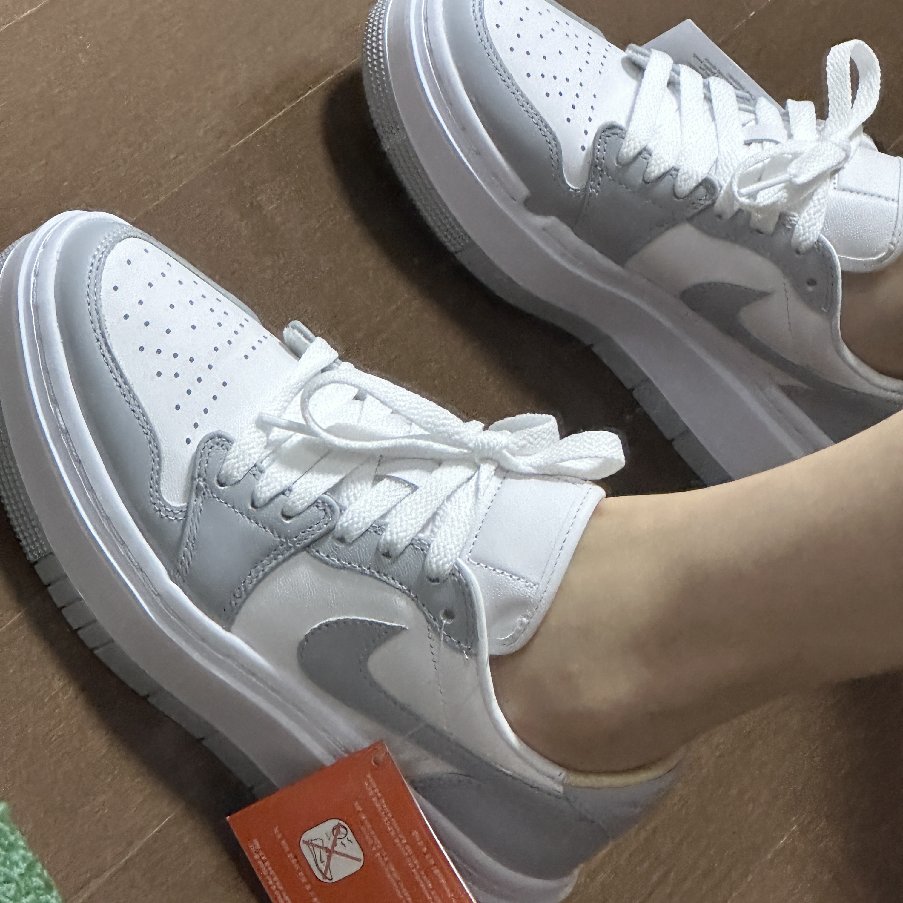 (W) Jordan 1 Elevate Low White and Wolf Grey 착용 스타일