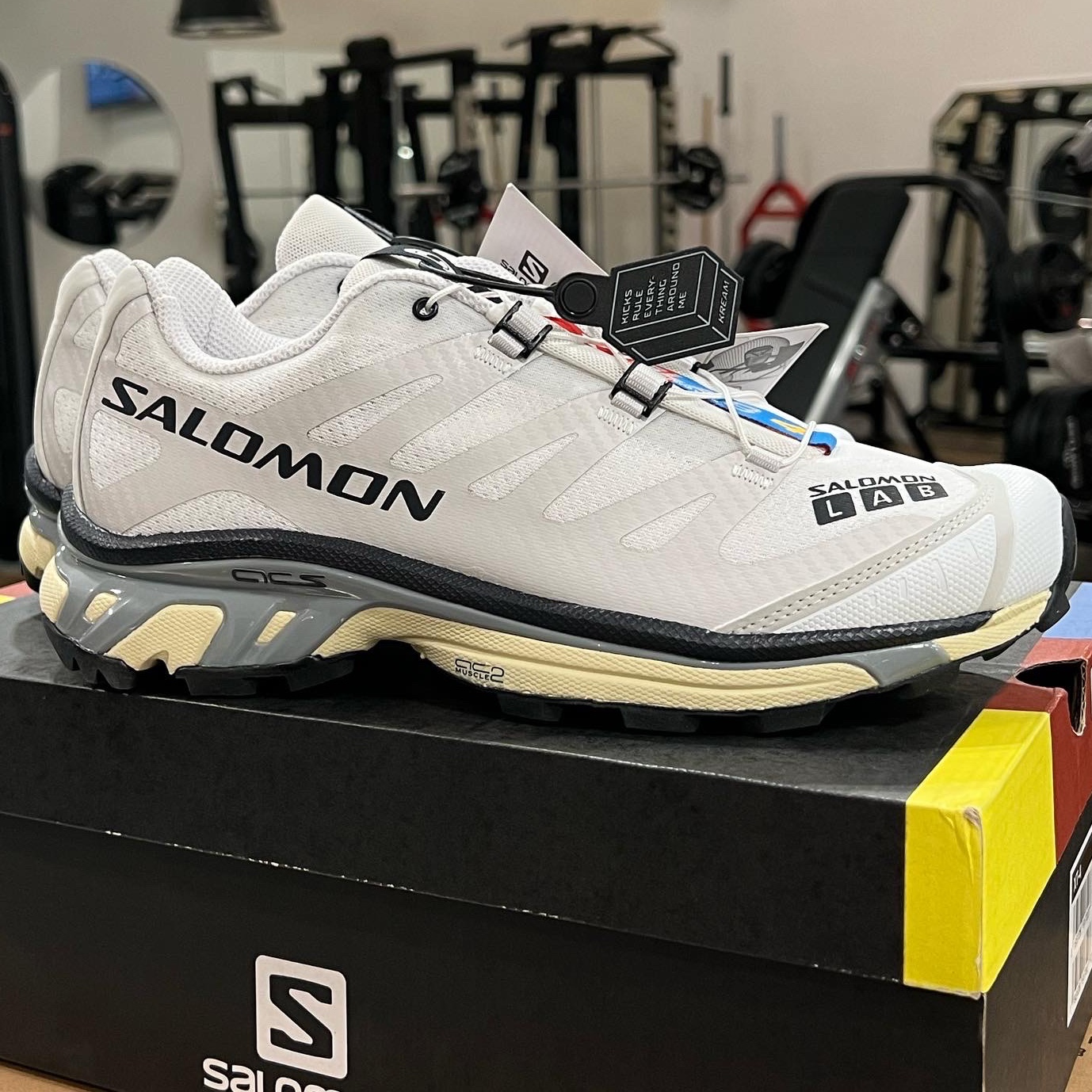 Salomon XT-4 White Lunar Rock 착용 스타일 - 2