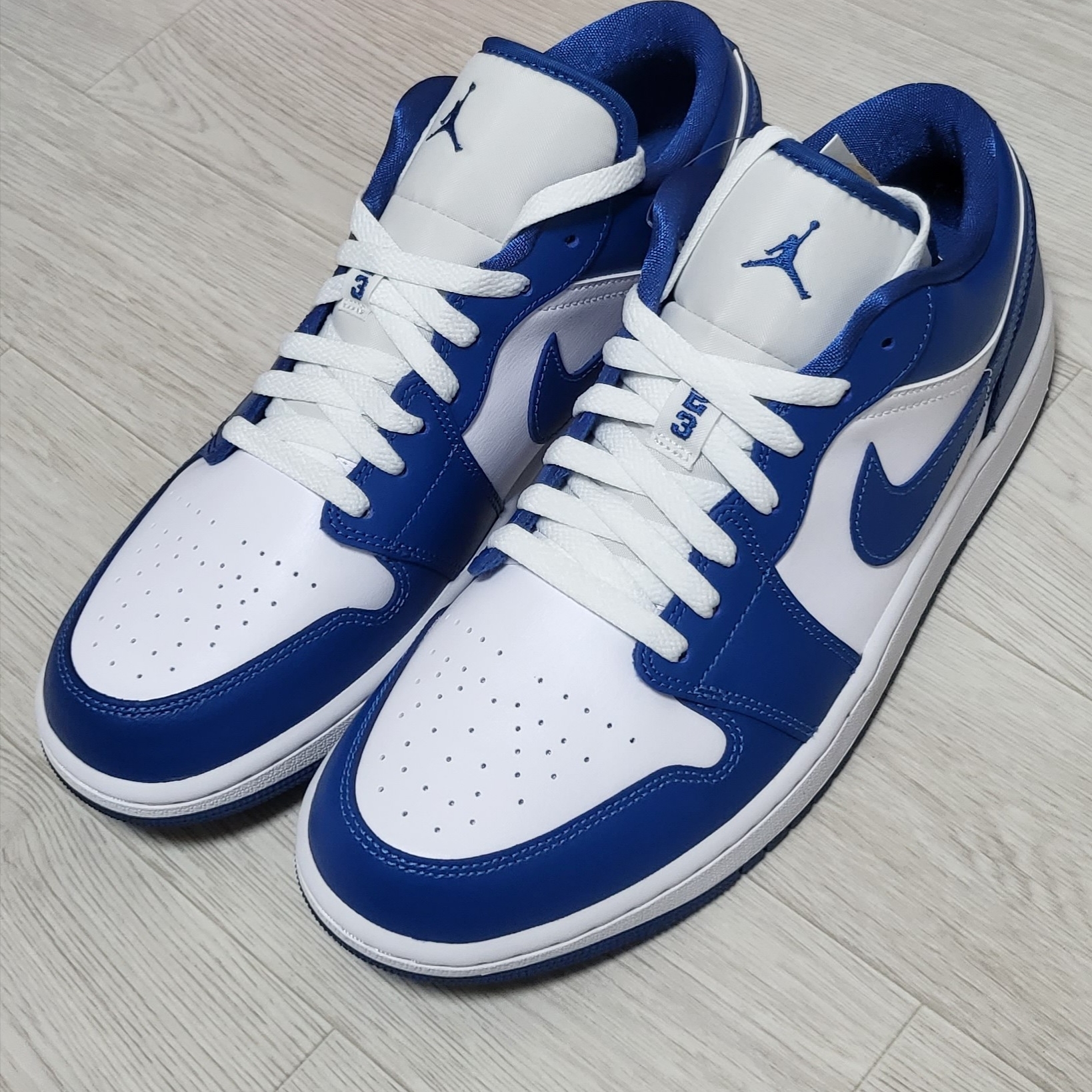 (W) Jordan 1 Low White Dark Marina Blue, Nike Dunk Low Retro QS Argon 착용 스타일 - 1