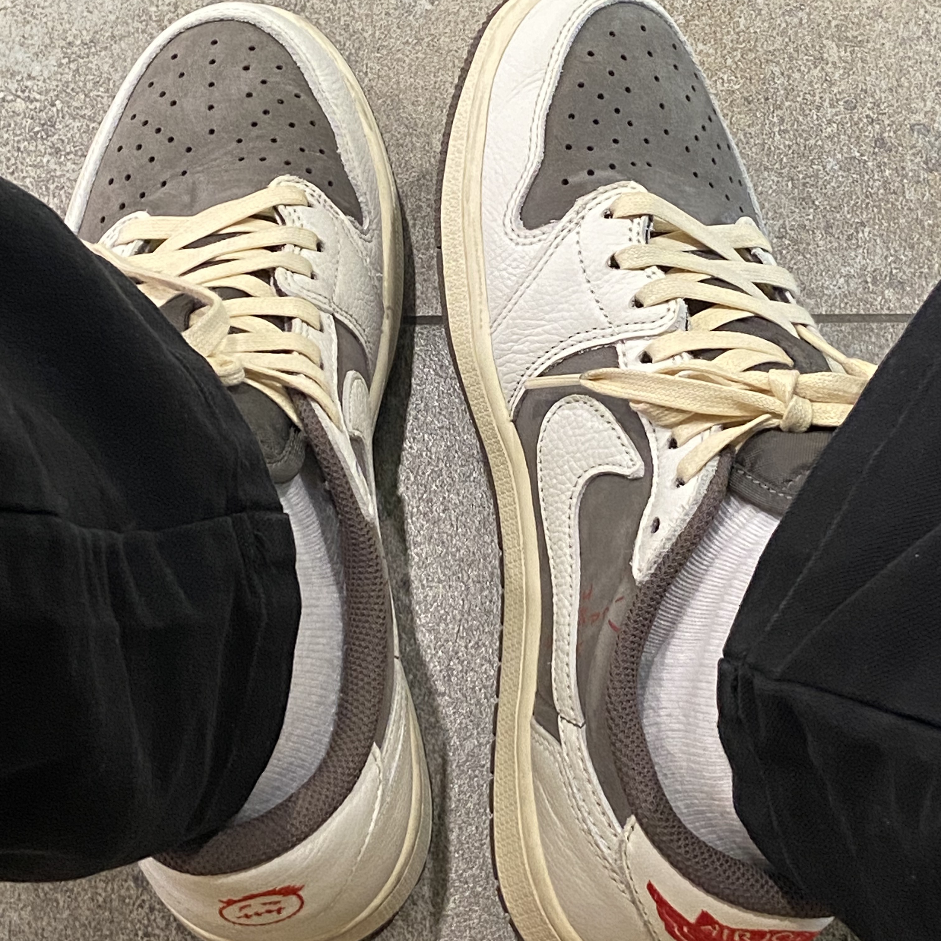 Jordan 1 x Travis Scott Retro Low OG SP Sail and Ridgerock 착용 스타일