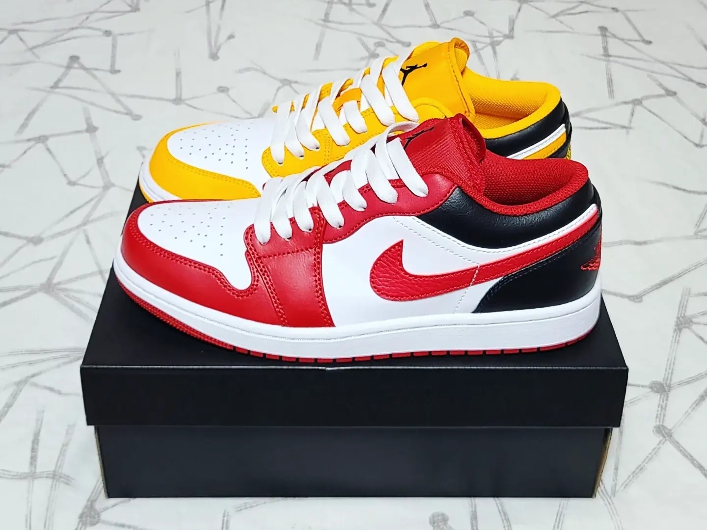 Jordan 1 Low White Gym Red Black, Jordan 1 Low Taxi 착용 스타일 - 2